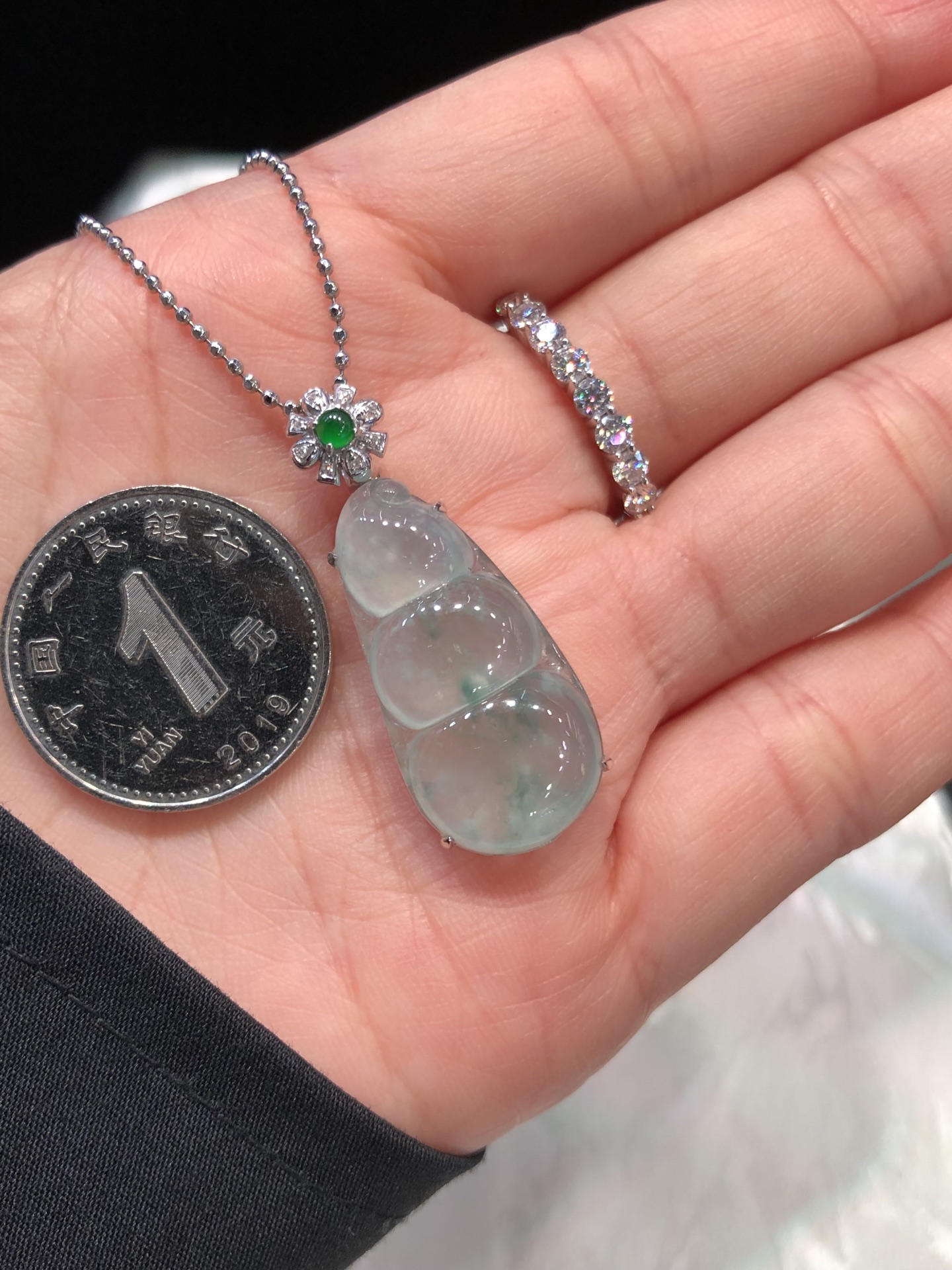 冰飘花福豆吊坠 冰透种老 起胶 形体饱满 意境飘花 18k金镶嵌，高性比 尺寸如图一  实物更美～，25.9-13.2