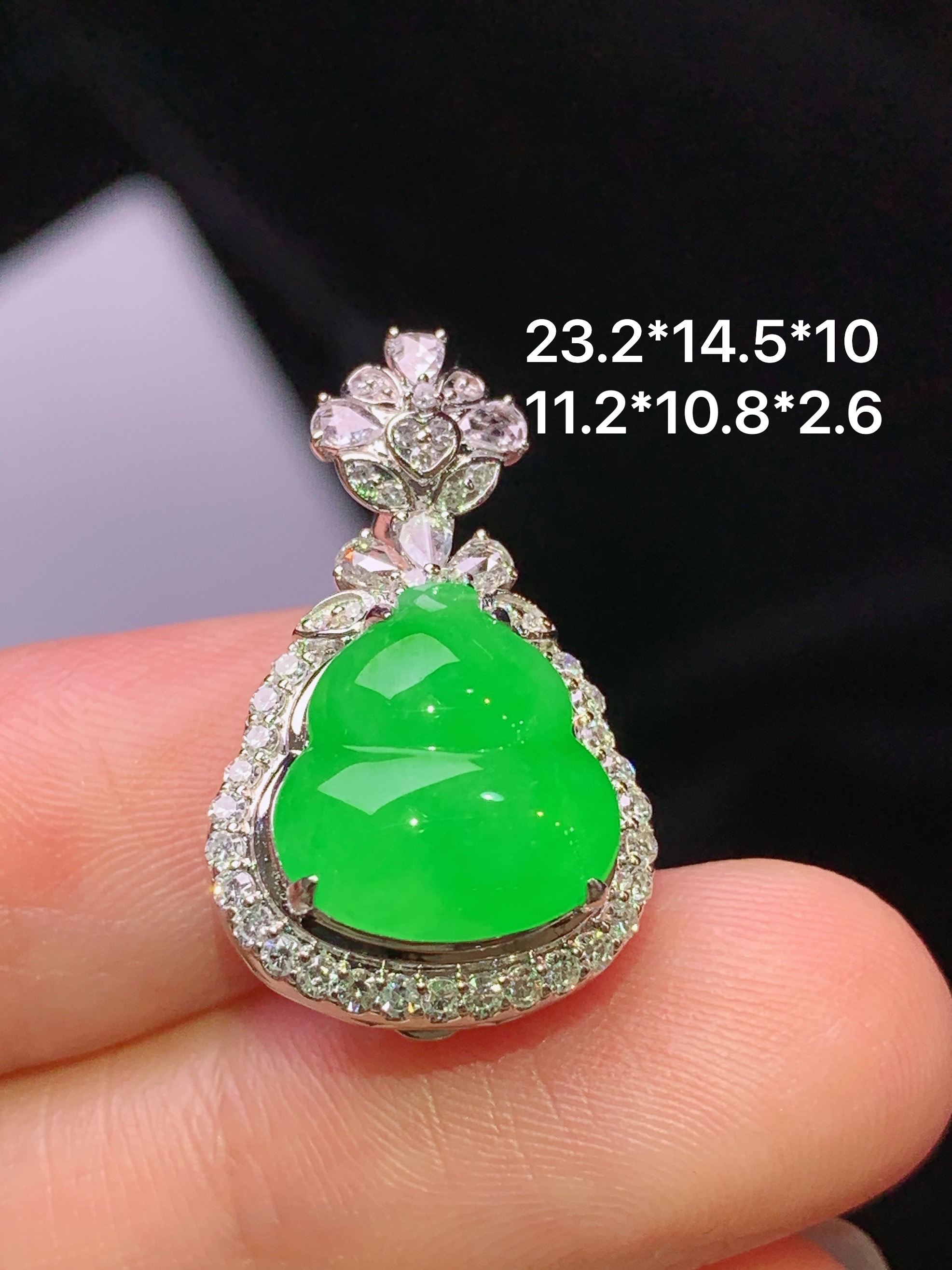 18k金钻镶嵌冰阳绿葫芦吊坠 玉质细腻 色泽艳丽清新 水润亮眼 整体尺寸23.2*14.5*10 h1