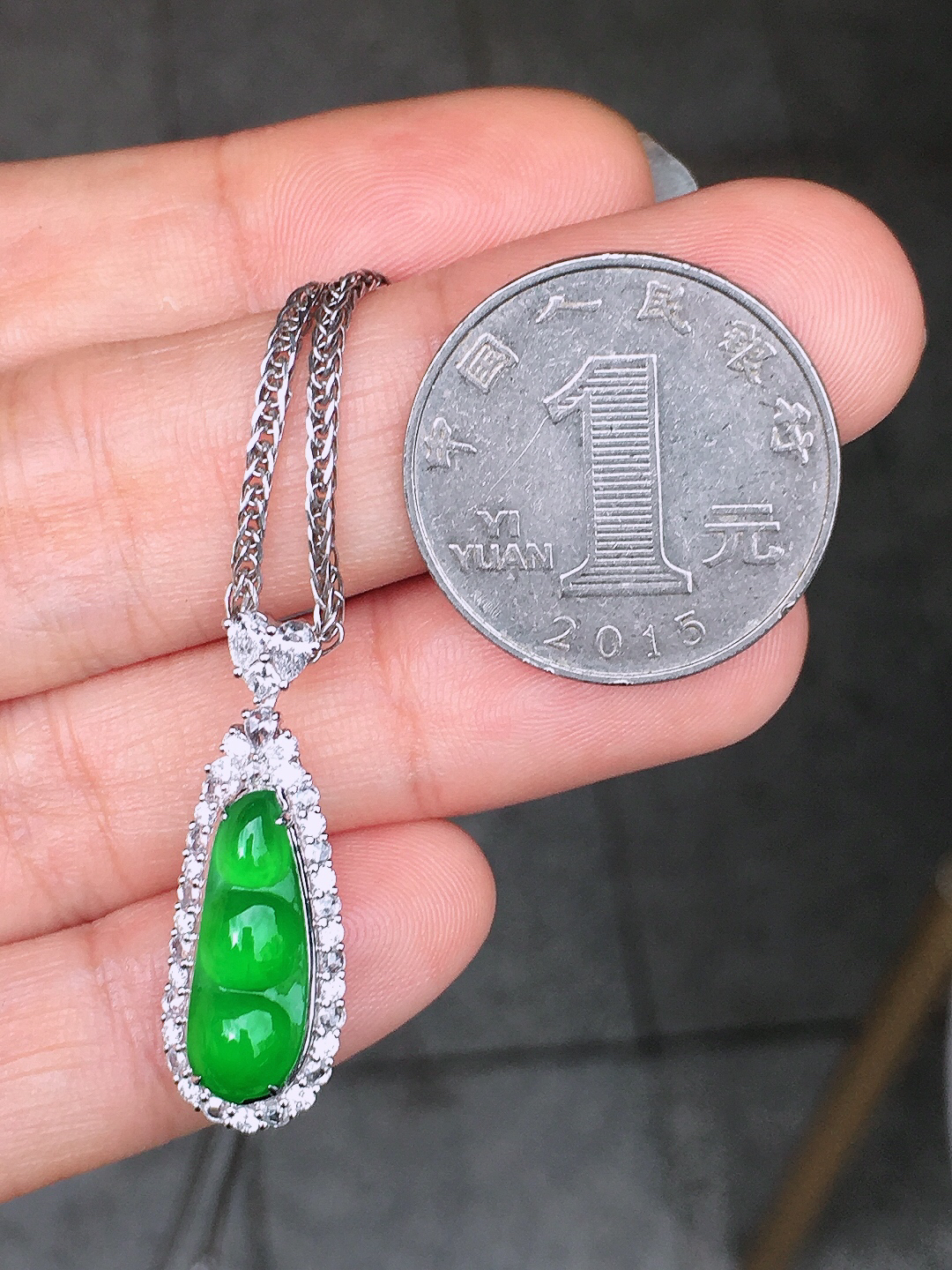阳绿福豆吊坠，色泽均匀艳丽，玉质细腻，荧光感超
强，饱满圆润，简单大方，尽显优雅气质，18k
金豪华镶嵌
