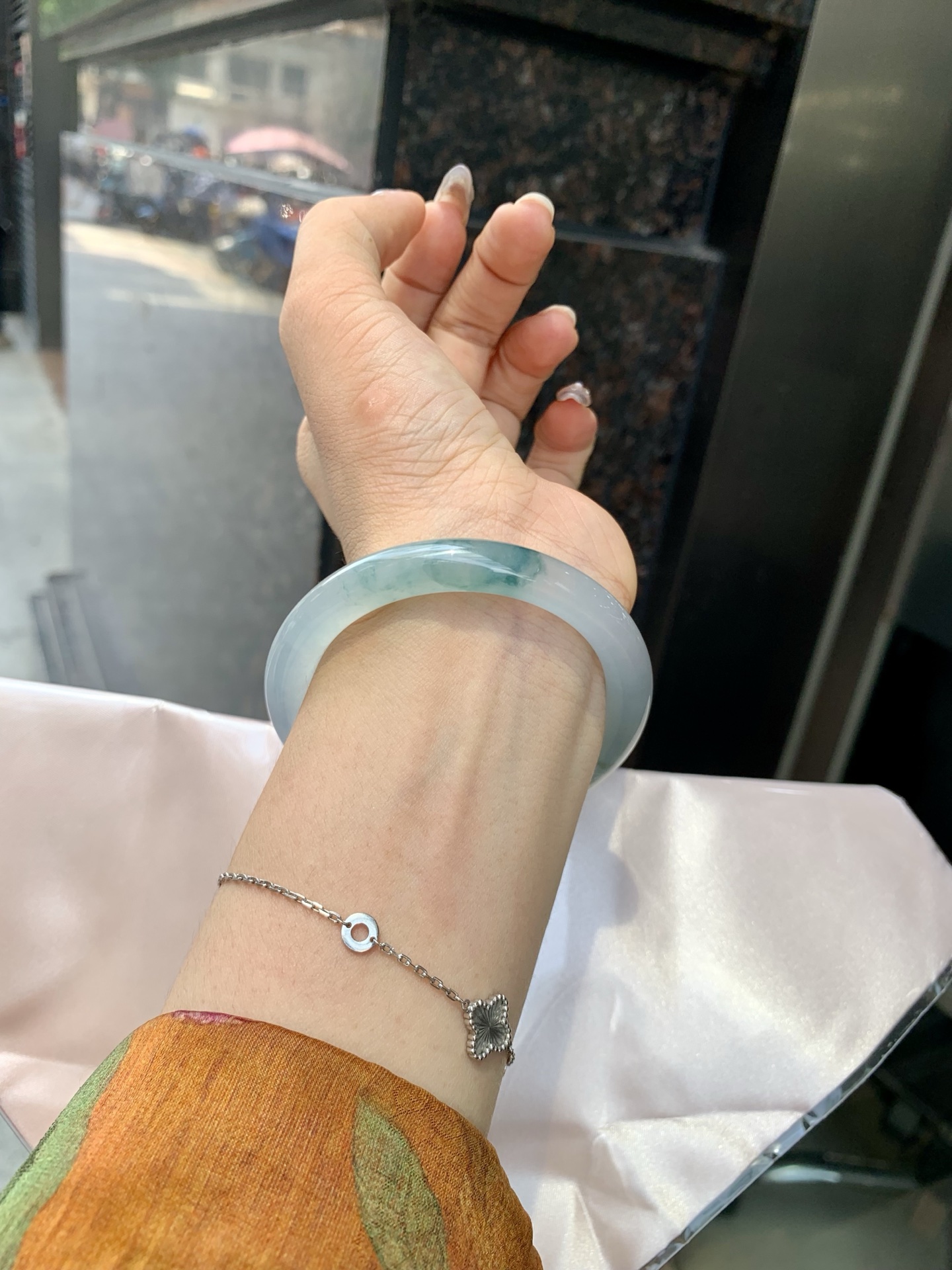 冰飘花美人条 53-8.1-8.4 0523-N797 打灯细纹，底妆冰润细腻，冰底中开出了朵朵蓝花，飘花灵动飘逸，勾勒出一幅唯美诗意的山水意境画，古典优雅又秀气