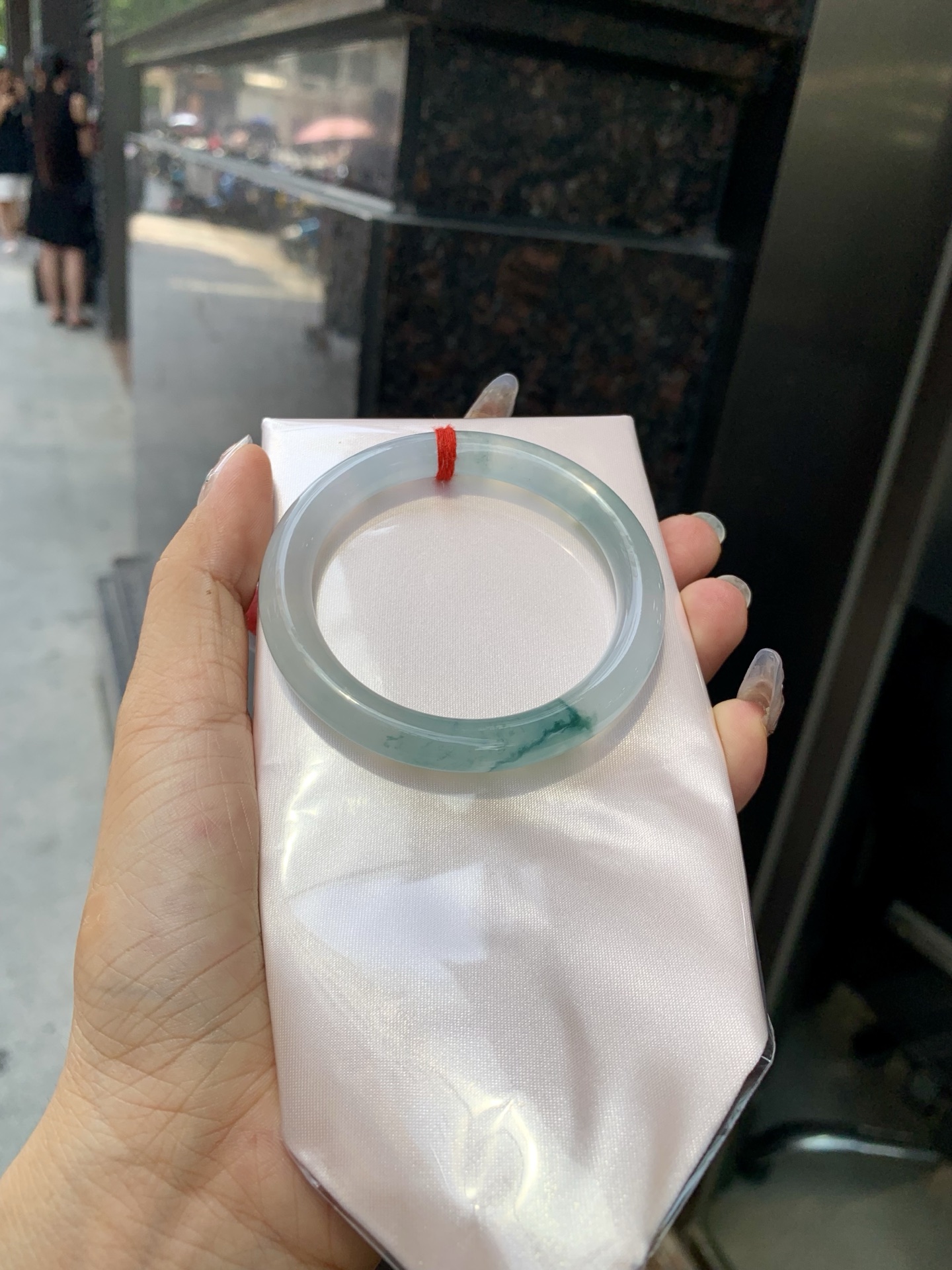 冰飘花美人条 53-8.1-8.4 0523-N797 打灯细纹，底妆冰润细腻，冰底中开出了朵朵蓝花，飘花灵动飘逸，勾勒出一幅唯美诗意的山水意境画，古典优雅又秀气