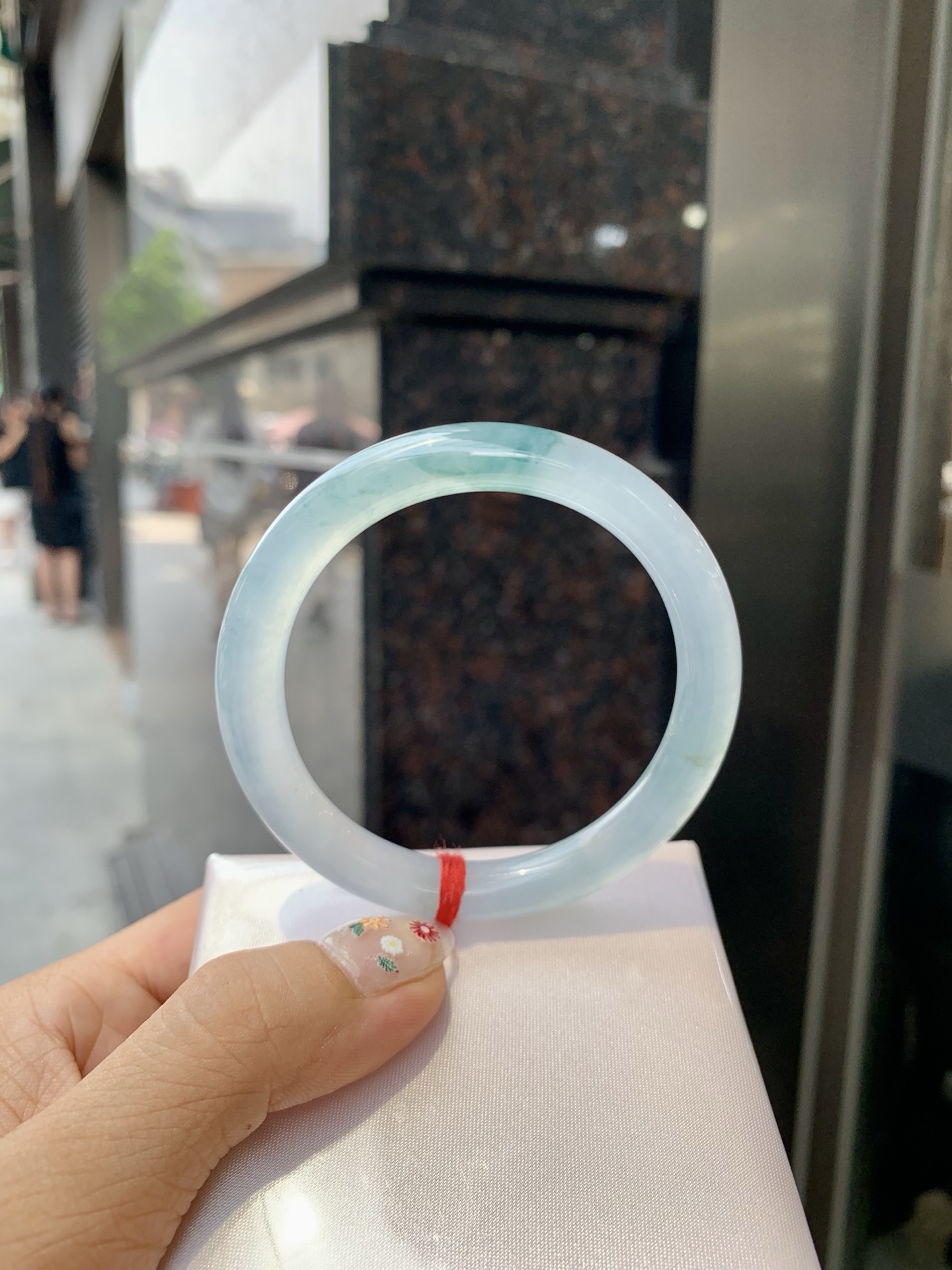 冰飘花美人条 53-8.1-8.4 0523-N797 打灯细纹，底妆冰润细腻，冰底中开出了朵朵蓝花，飘花灵动飘逸，勾勒出一幅唯美诗意的山水意境画，古典优雅又秀气