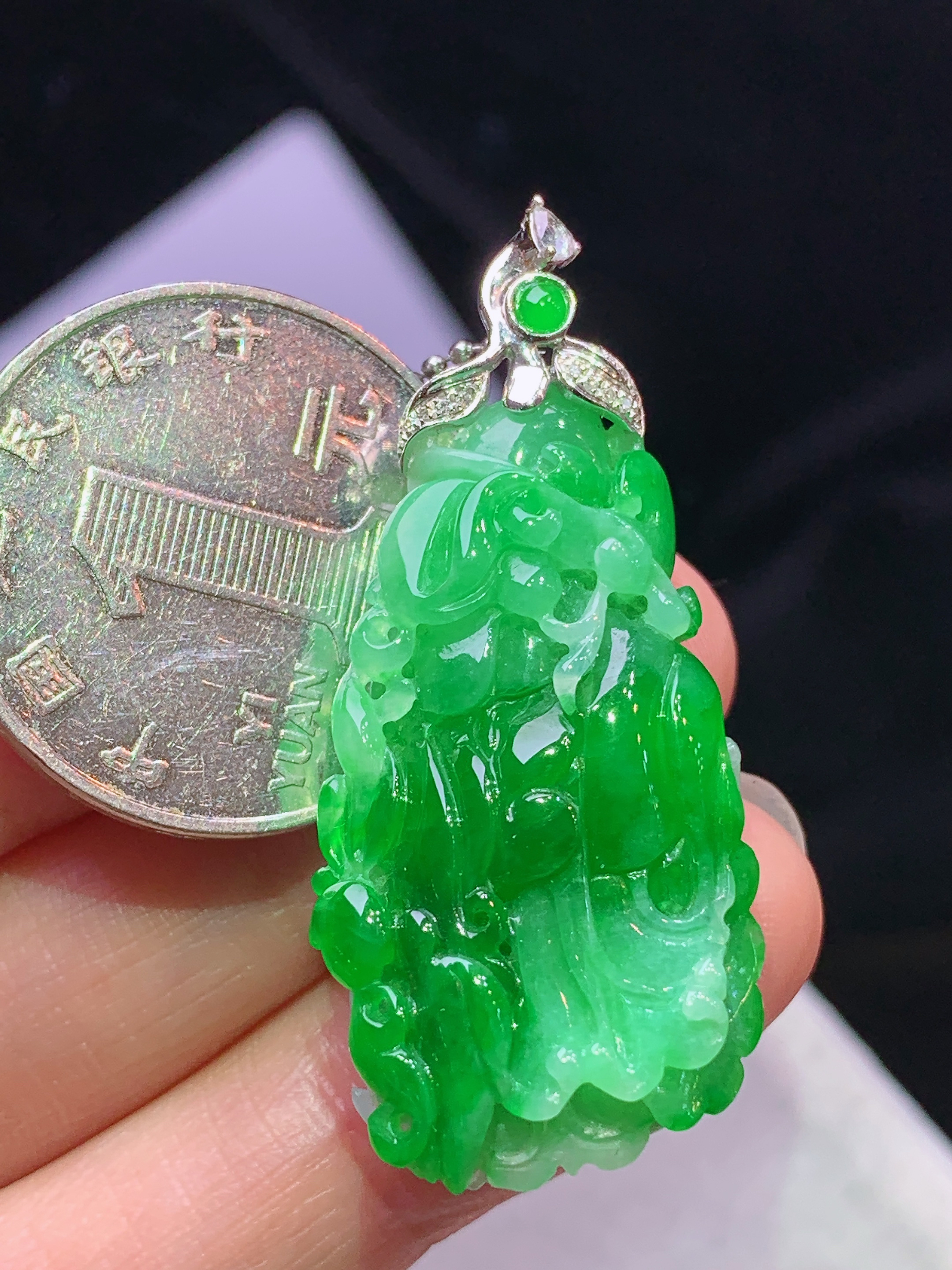 18k金钻镶嵌阳绿白菜吊坠 玉质细腻 色泽艳丽清新 水润亮眼 整体尺寸42*18.6*10 b1
