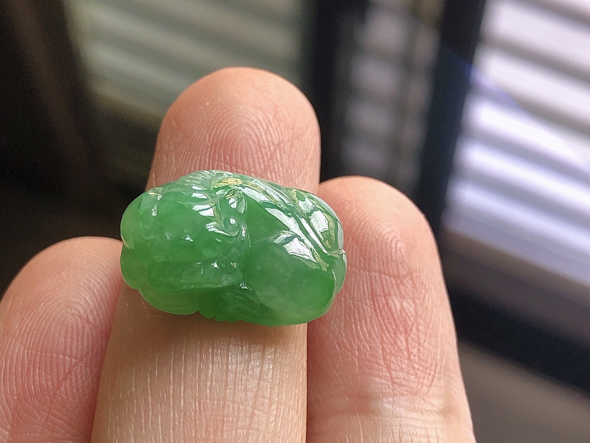 ️ 冰种阳绿貔貅， 色泽艳阳，通透水润，玉质细腻，夺目迷人，镶嵌效果，品相，无裂，尺寸19*12.