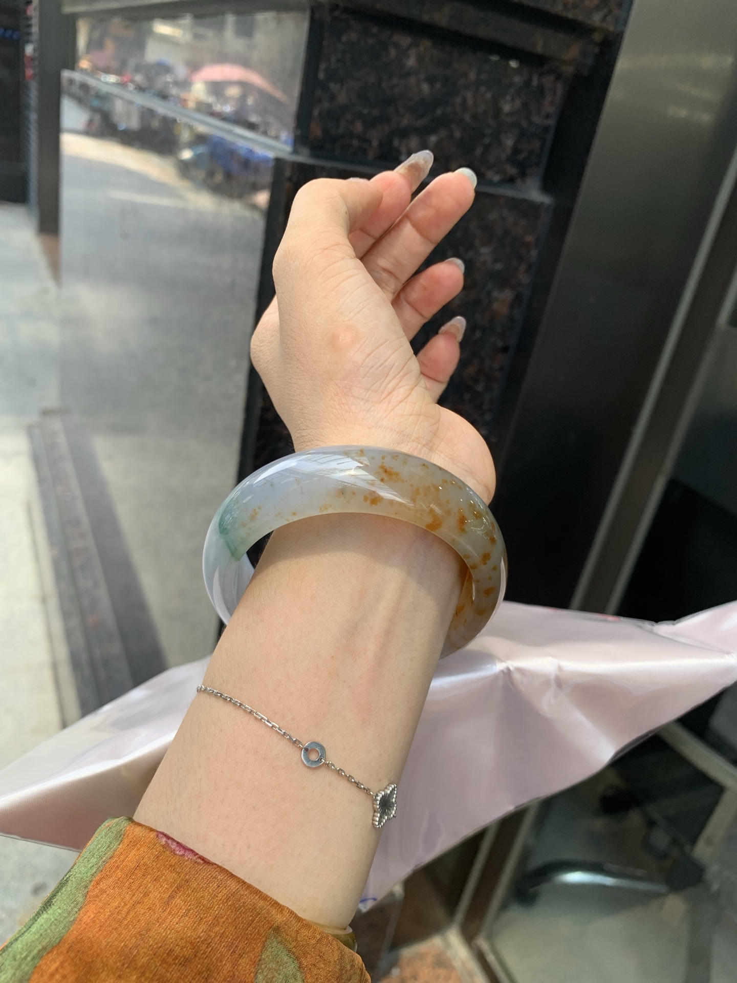三彩洒金宽版正圈，打灯细纹，底妆冰润细腻，玉见三彩，镯藏星河，细腻的底妆里，晕染着温柔的淡紫底色，几抹绿花悄悄探头，再配上满天洒下的金桂花，像把春日的晚晴，夏夜的星光，都揉进这一圈圆满里。