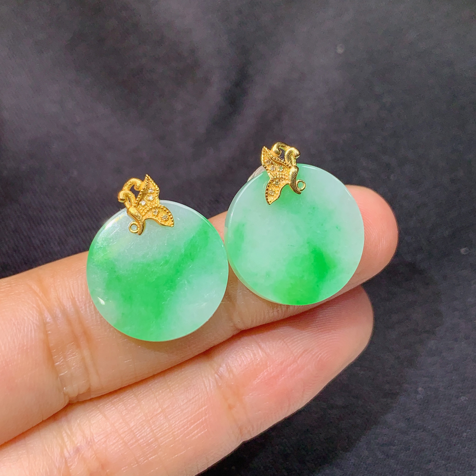 冰飘绿圆牌耳钉，18k金镶嵌，简约时尚，冰润色阳，种水足，Hl 尺寸15.9*2.9