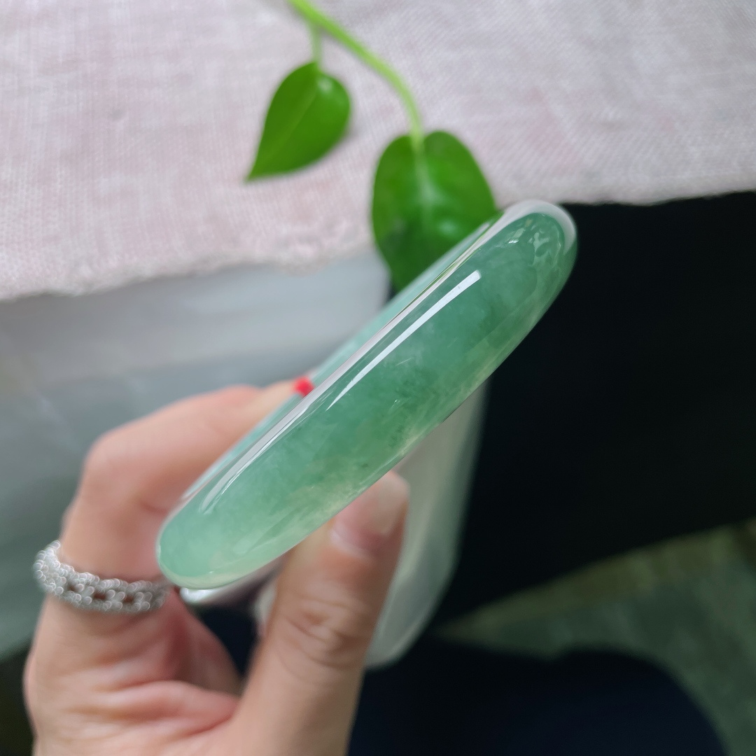 58.1/12/8.4，湖水蓝正圈，晶莹玉润，种老，颜色渐变，渐入佳境的感觉，无裂，ss53401a