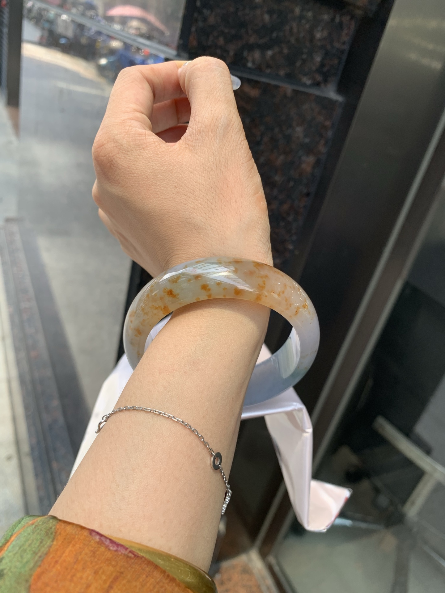 三彩洒金宽版正圈，打灯细纹，底妆冰润细腻，玉见三彩，镯藏星河，细腻的底妆里，晕染着温柔的淡紫底色，几抹绿花悄悄探头，再配上满天洒下的金桂花，像把春日的晚晴，夏夜的星光，都揉进这一圈圆满里。