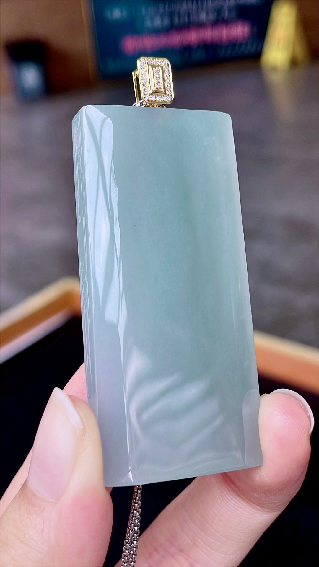 高冰晴水无事牌 油润起胶，种老肉厚，18k金镶嵌 整体：69 裸石：60/28.3/8