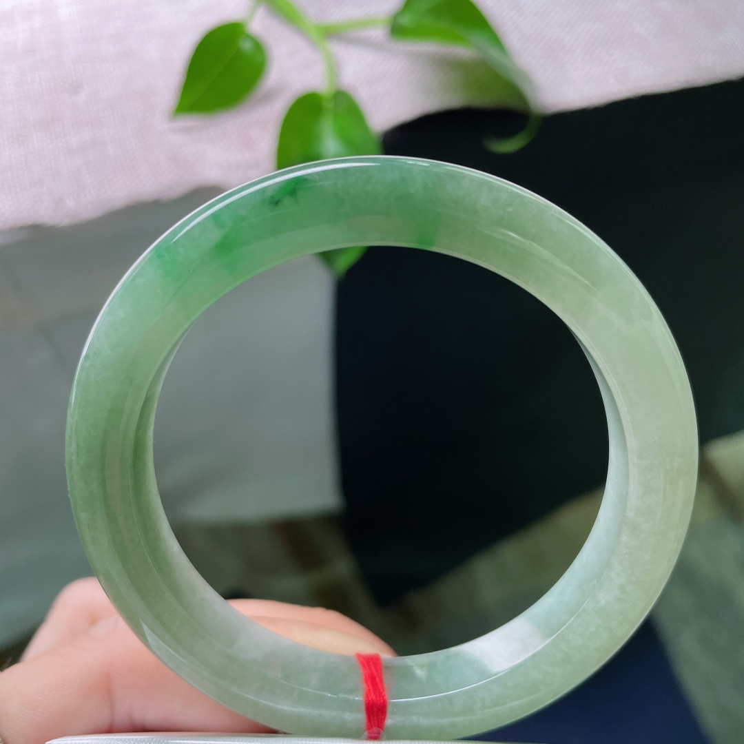 绿底正圈，水润细腻，飘绿，沉稳贵气，有纹，ss53200a