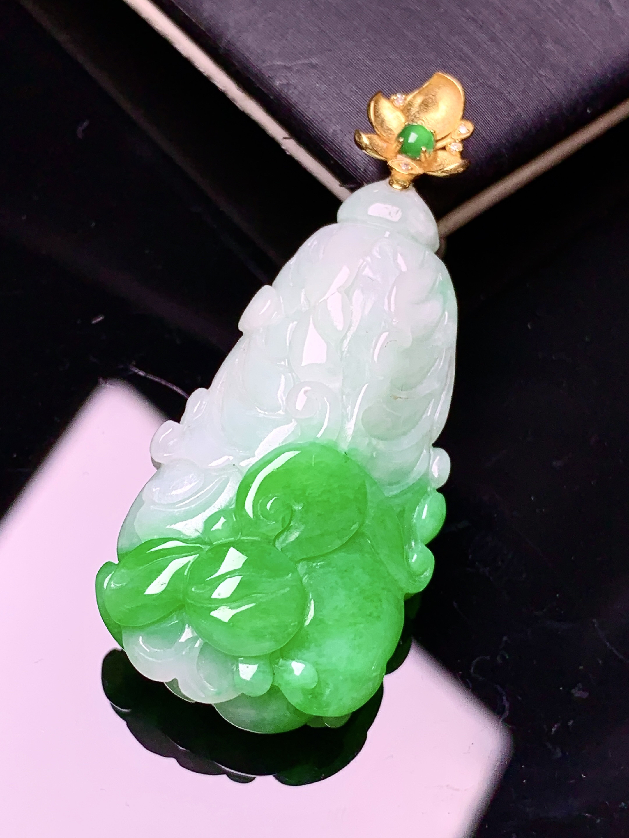 18k金镶嵌飘绿白菜吊坠 玉质细腻 色泽艳丽清新 水润亮眼 整体尺寸42.3*18.2*10.5 e1