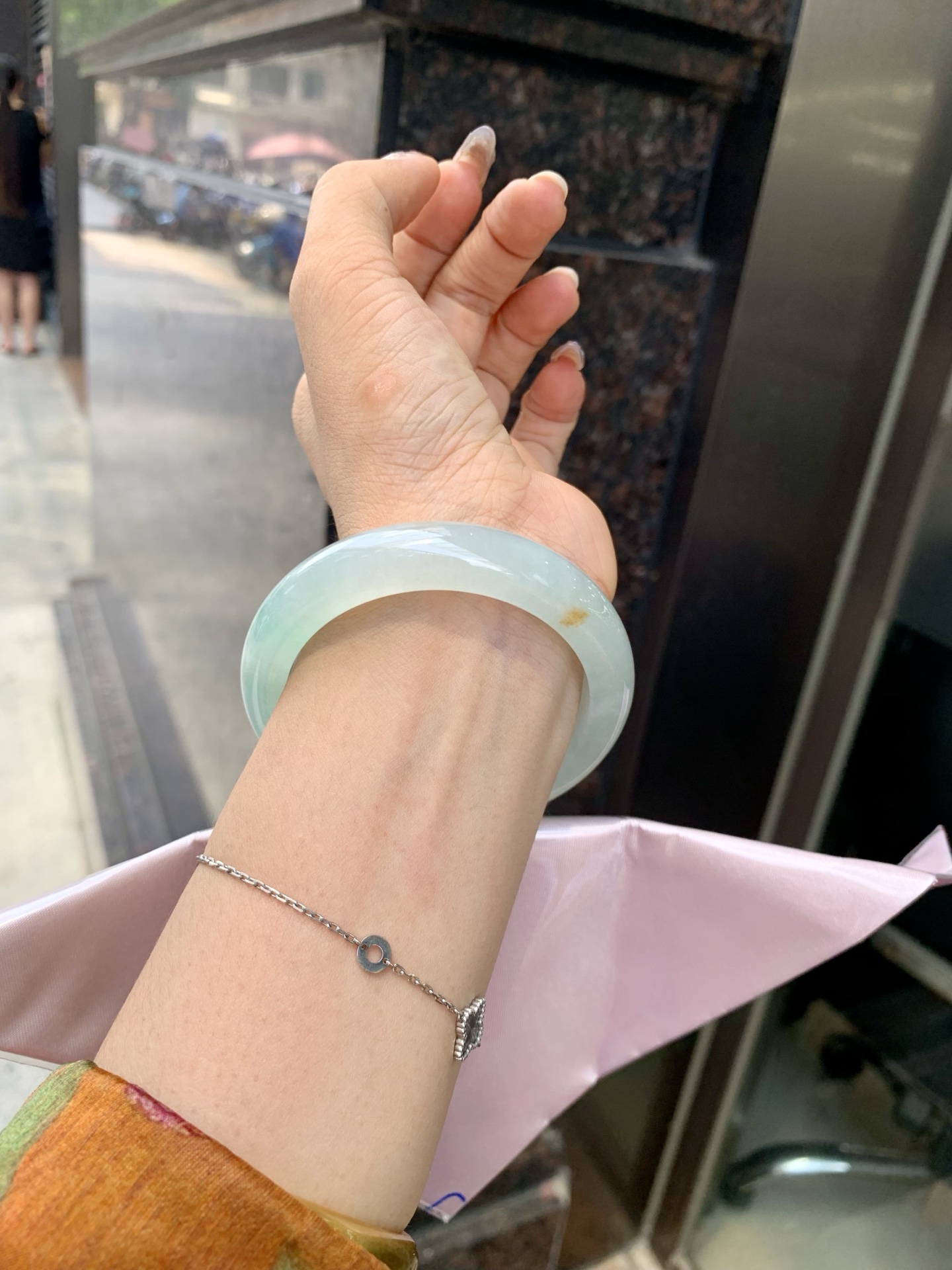 冰飘绿花洒金正圈 0523-N794 底妆冰透，冰底中开出了朵朵绿花，飘花灵动飘逸，几抹金桂花点缀，勾勒出一幅唯美诗意的山水意境画，优雅又秀气