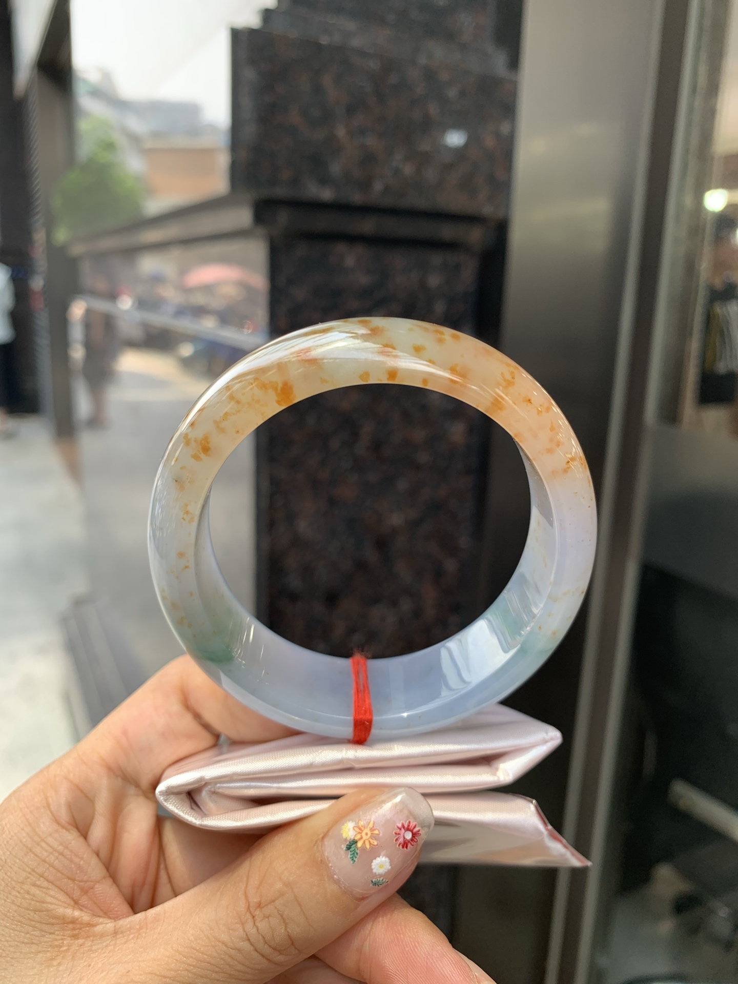 三彩洒金宽版正圈，打灯细纹，底妆冰润细腻，玉见三彩，镯藏星河，细腻的底妆里，晕染着温柔的淡紫底色，几