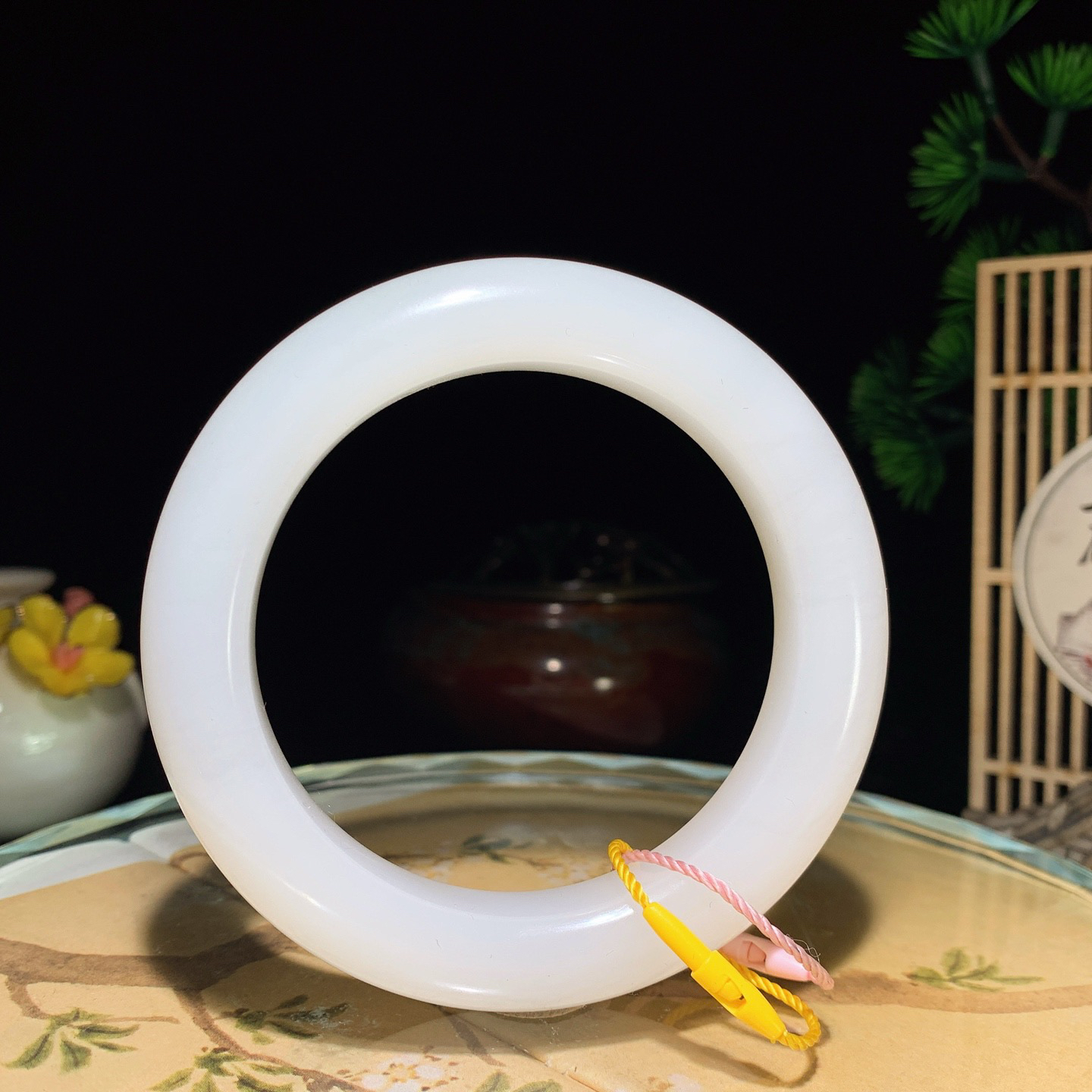 59圈口 新疆和田玉羊脂白玉手镯。59圈口条宽13玉质细腻油润。手推出油。品相大气。lt260520