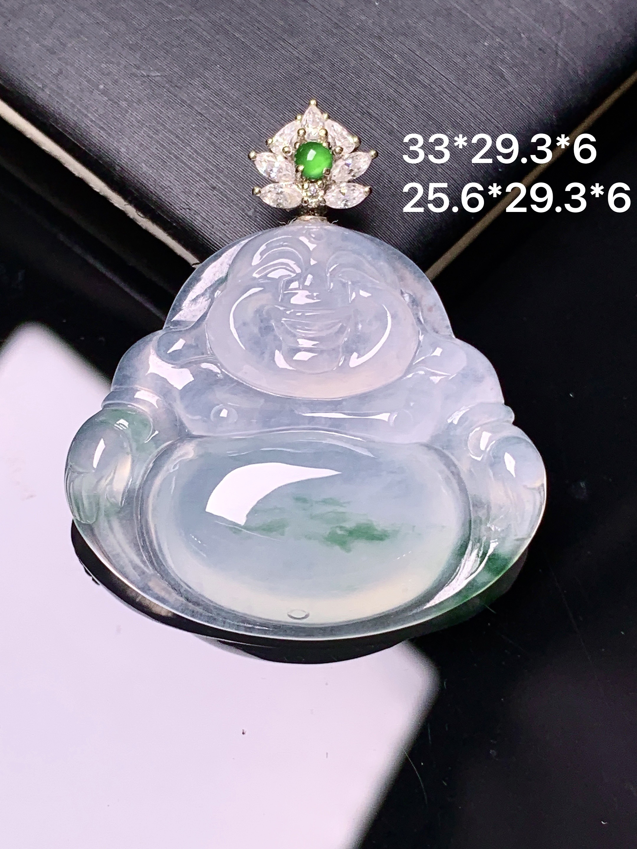 18k金钻镶嵌冰种飘绿佛公吊坠 玉质细腻 色泽艳丽清新 水润亮眼 整体尺寸33*29.3*6 c1