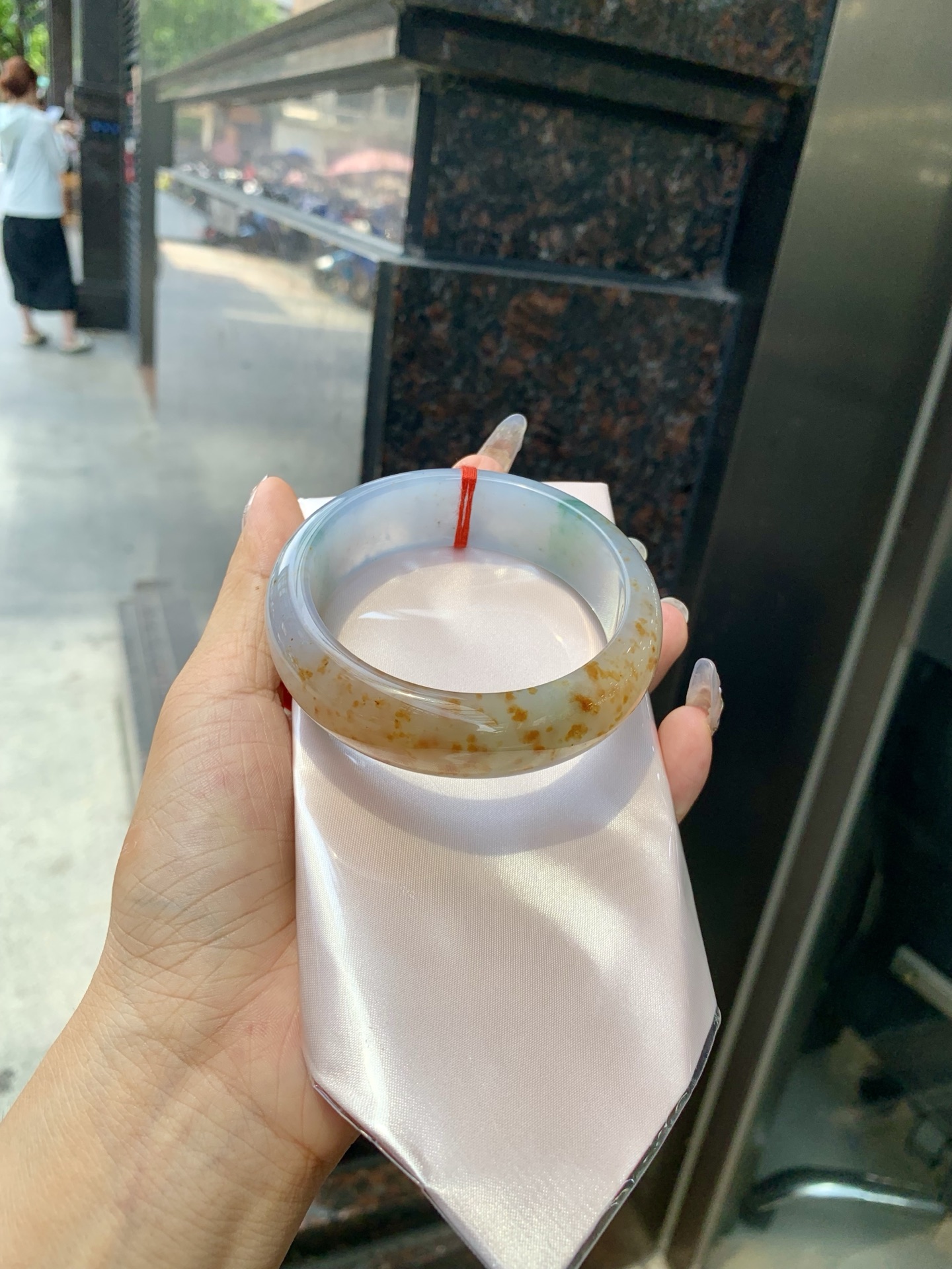 三彩洒金宽版正圈，打灯细纹，底妆冰润细腻，玉见三彩，镯藏星河，细腻的底妆里，晕染着温柔的淡紫底色，几抹绿花悄悄探头，再配上满天洒下的金桂花，像把春日的晚晴，夏夜的星光，都揉进这一圈圆满里。