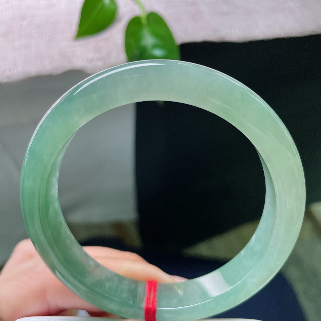 58.1/12/8.4，湖水蓝正圈，晶莹玉润，种老，颜色渐变，渐入佳境的感觉，无裂，ss53401a
