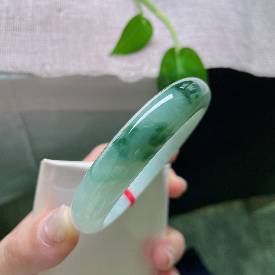 57.2/12.5/7.9，飘花正圈，水头好，温润细腻，如春风拂过湖面，漾开层层涟漪。一点皮纹，ss54501a