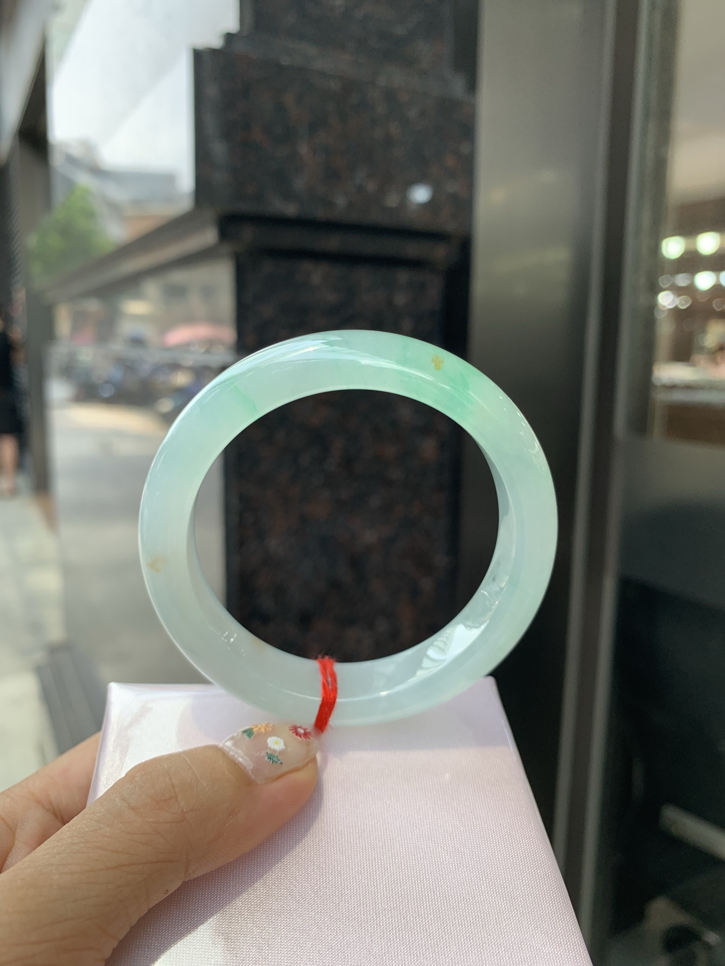 冰飘绿花洒金正圈 0523-N794 底妆冰透，冰底中开出了朵朵绿花，飘花灵动飘逸，几抹金桂花点缀，勾勒出一幅唯美诗意的山水意境画，优雅又秀气