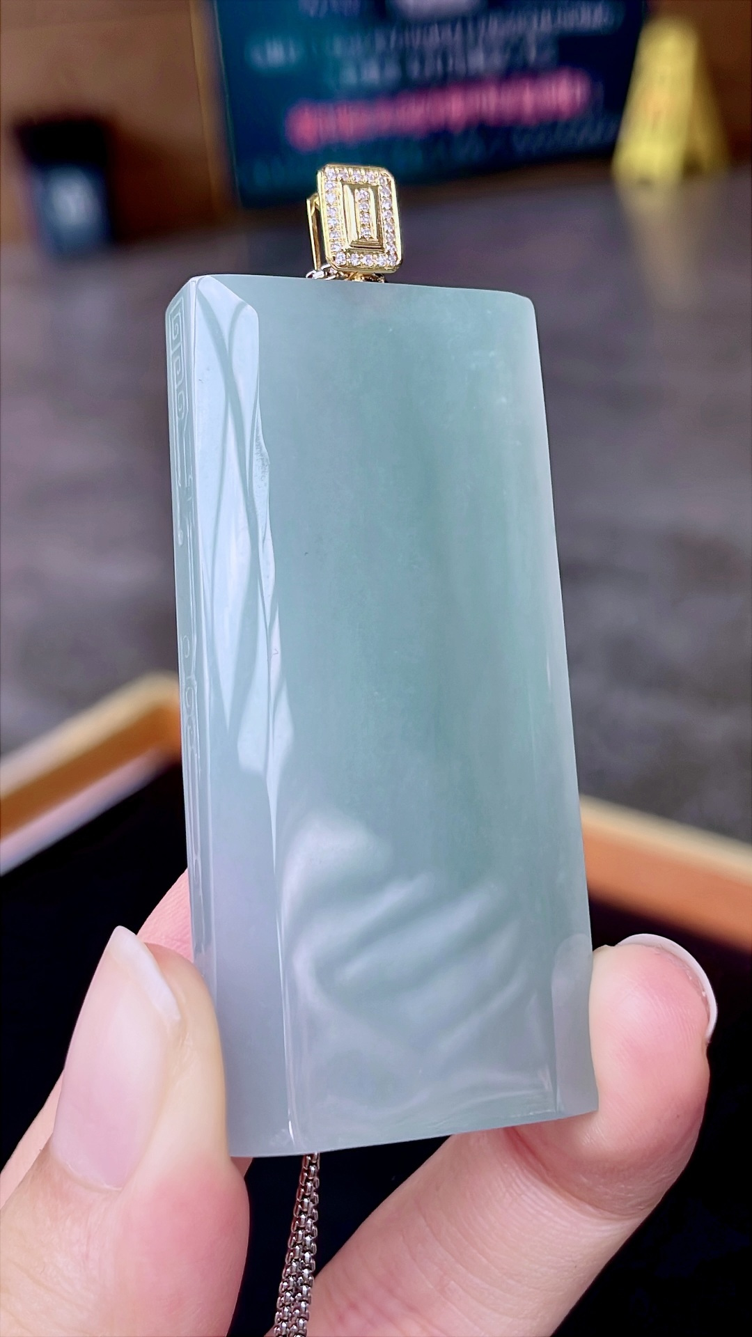 高冰晴水无事牌 油润起胶，种老肉厚，18k金镶嵌 整体：69 裸石：60/28.3/8