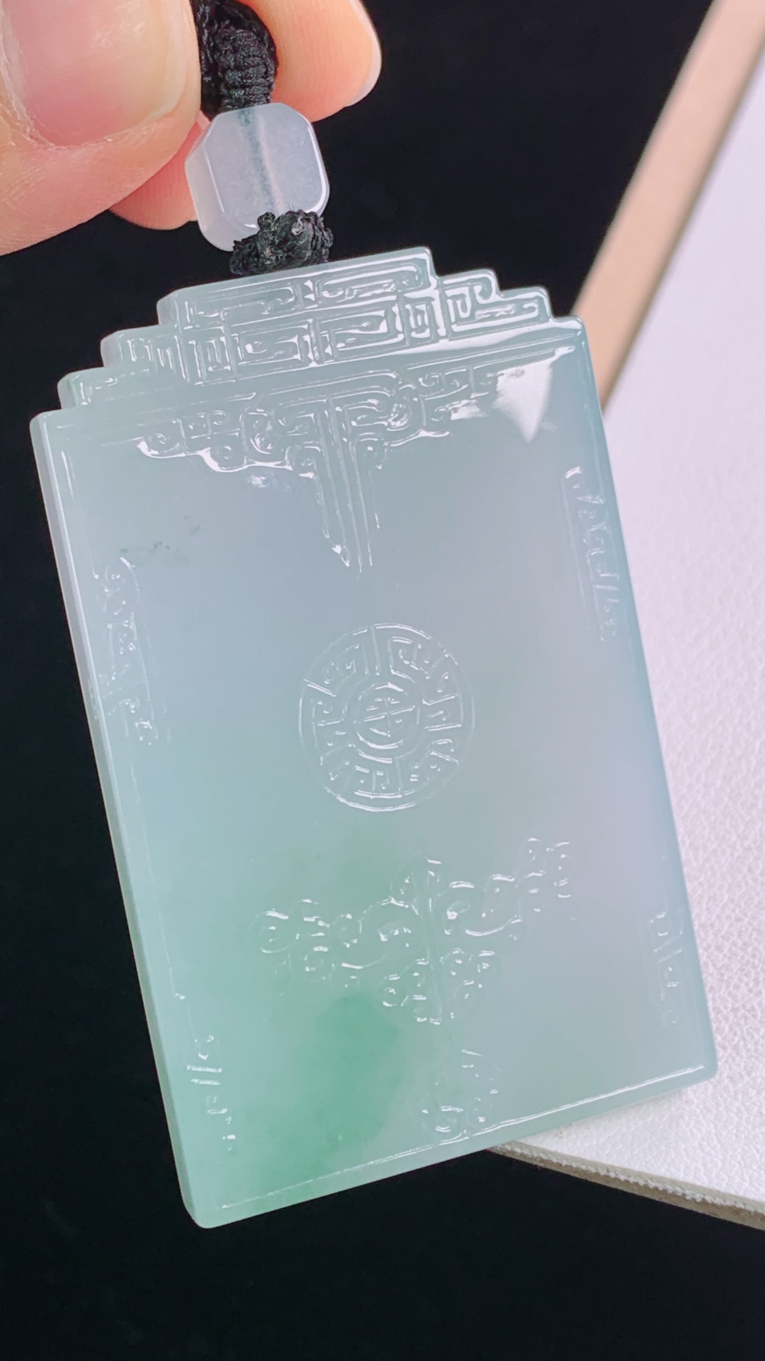 冰飘绿仿古牌,翠色灵动，底子细腻，无裂,尺寸:65.9-56.1-35.5-5.0mm 20