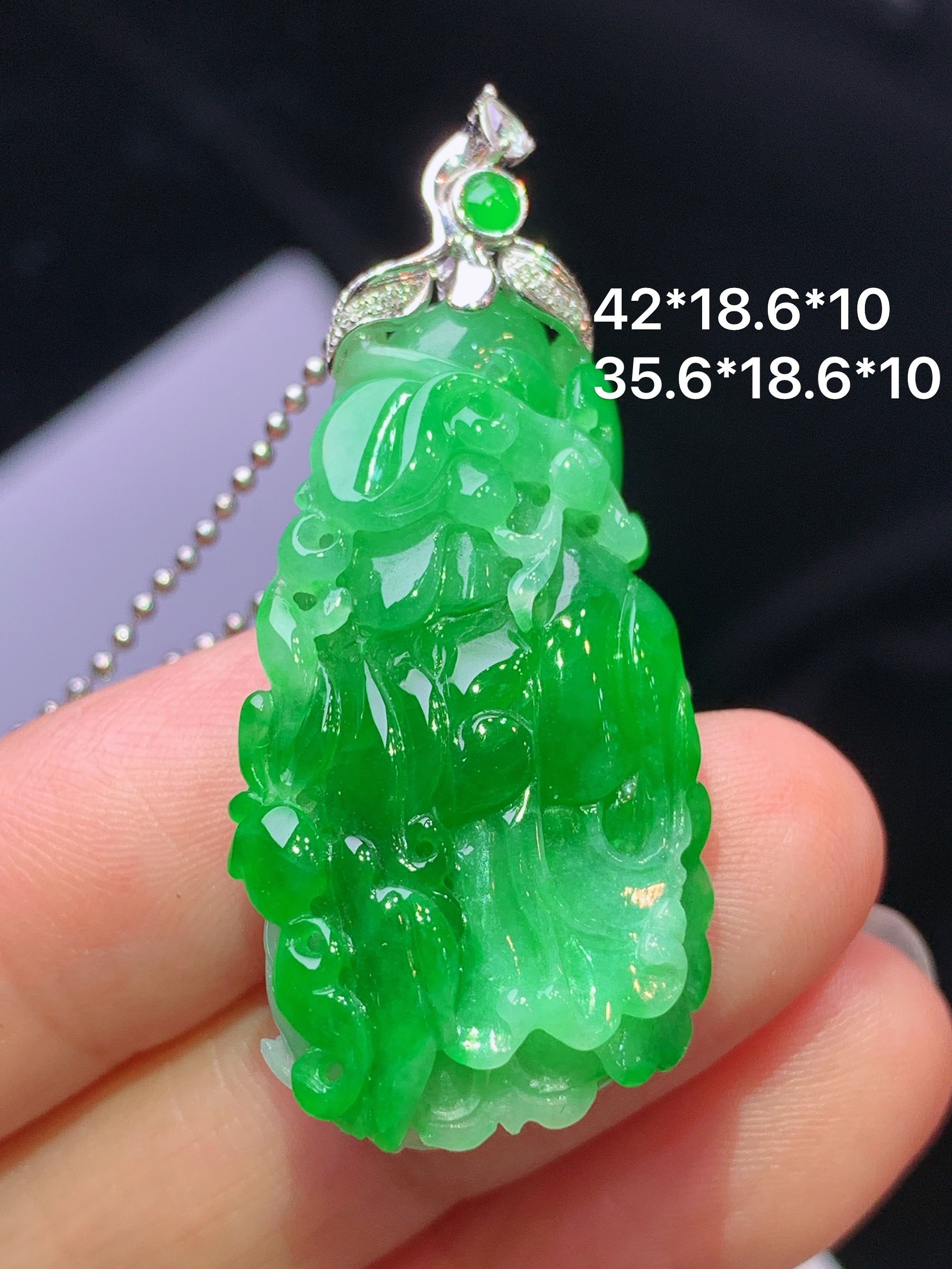 18k金钻镶嵌阳绿白菜吊坠 玉质细腻 色泽艳丽清新 水润亮眼 整体尺寸42*18.6*10 b1