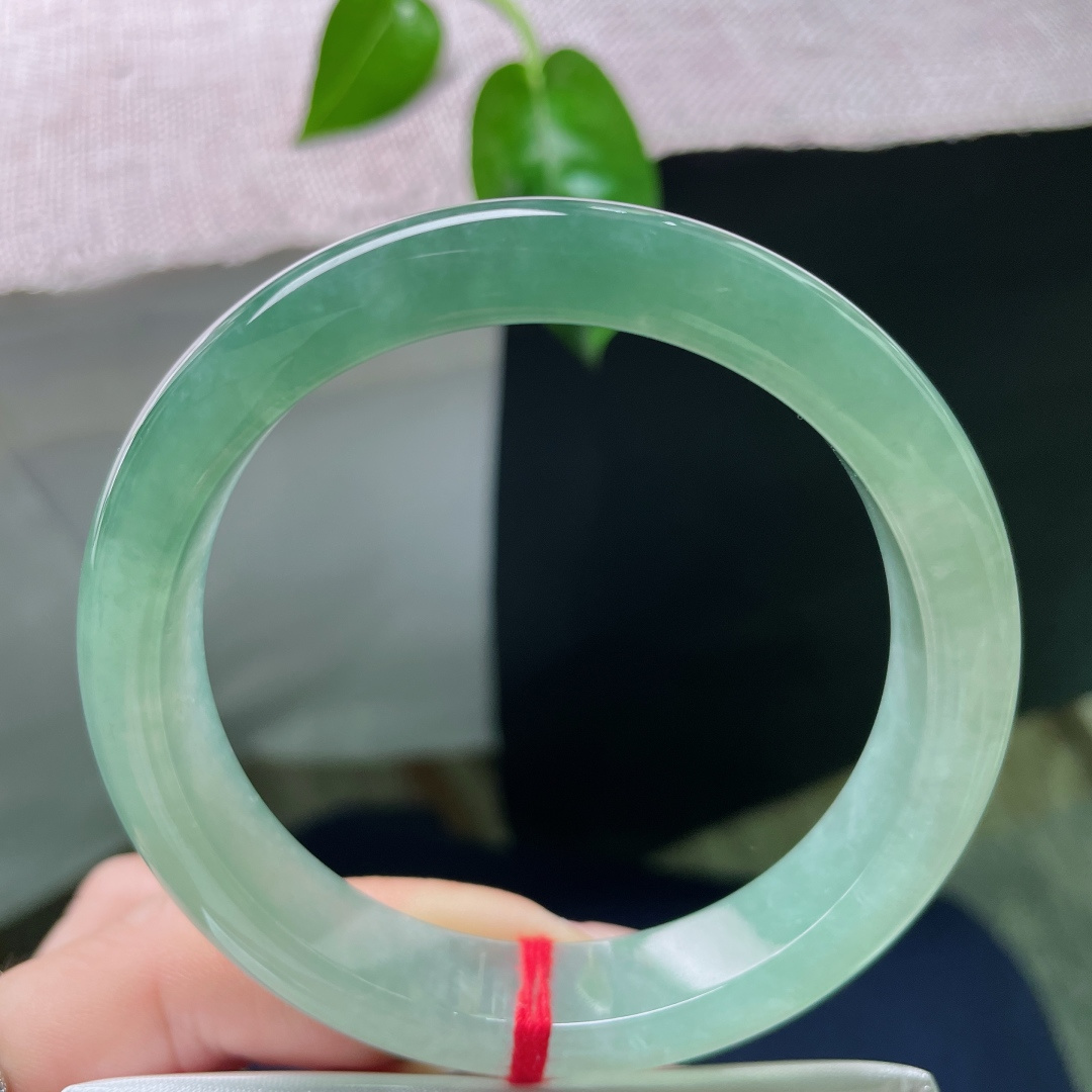 58.1/12/8.4，湖水蓝正圈，晶莹玉润，种老，颜色渐变，渐入佳境的感觉，无裂，ss53401a