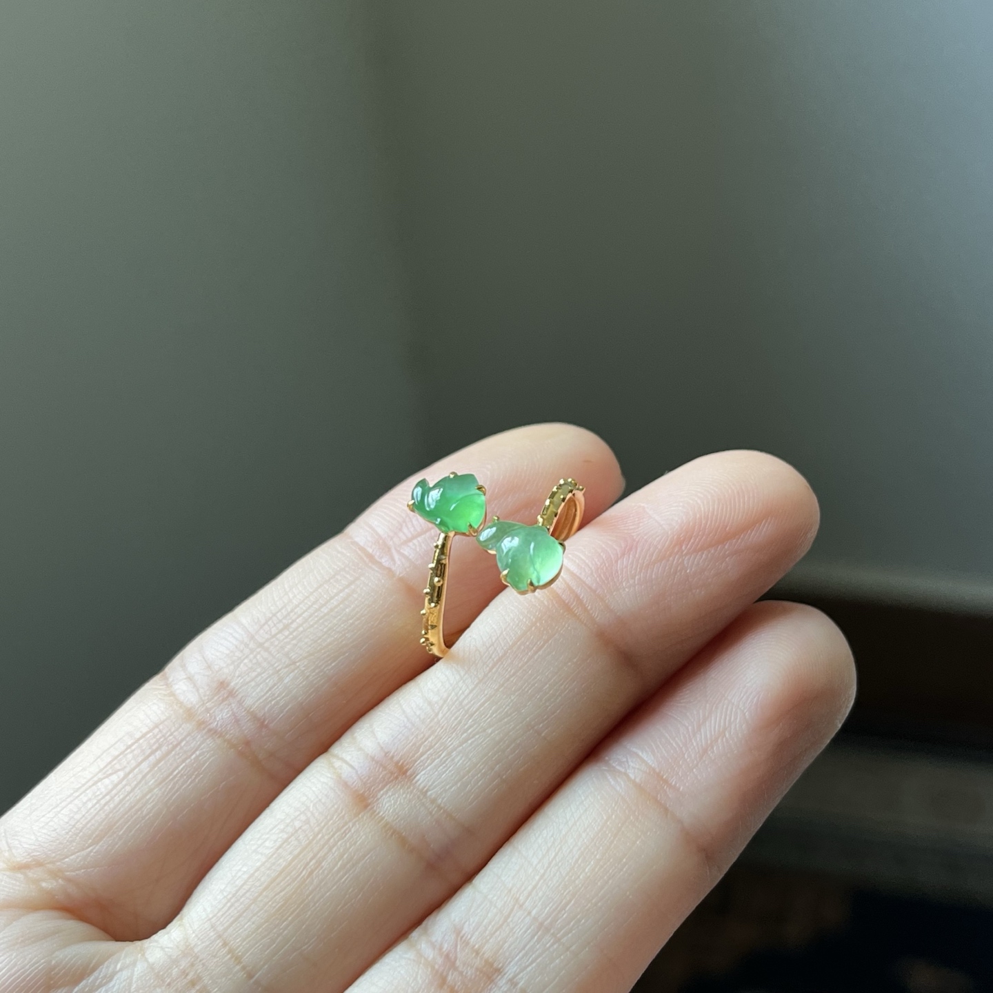 18K金镶冰种阳绿莲花戒指，好运连连，种水好，色阳绿，冰透无裂，莲花尺寸7.1×5.9×4.5，开口