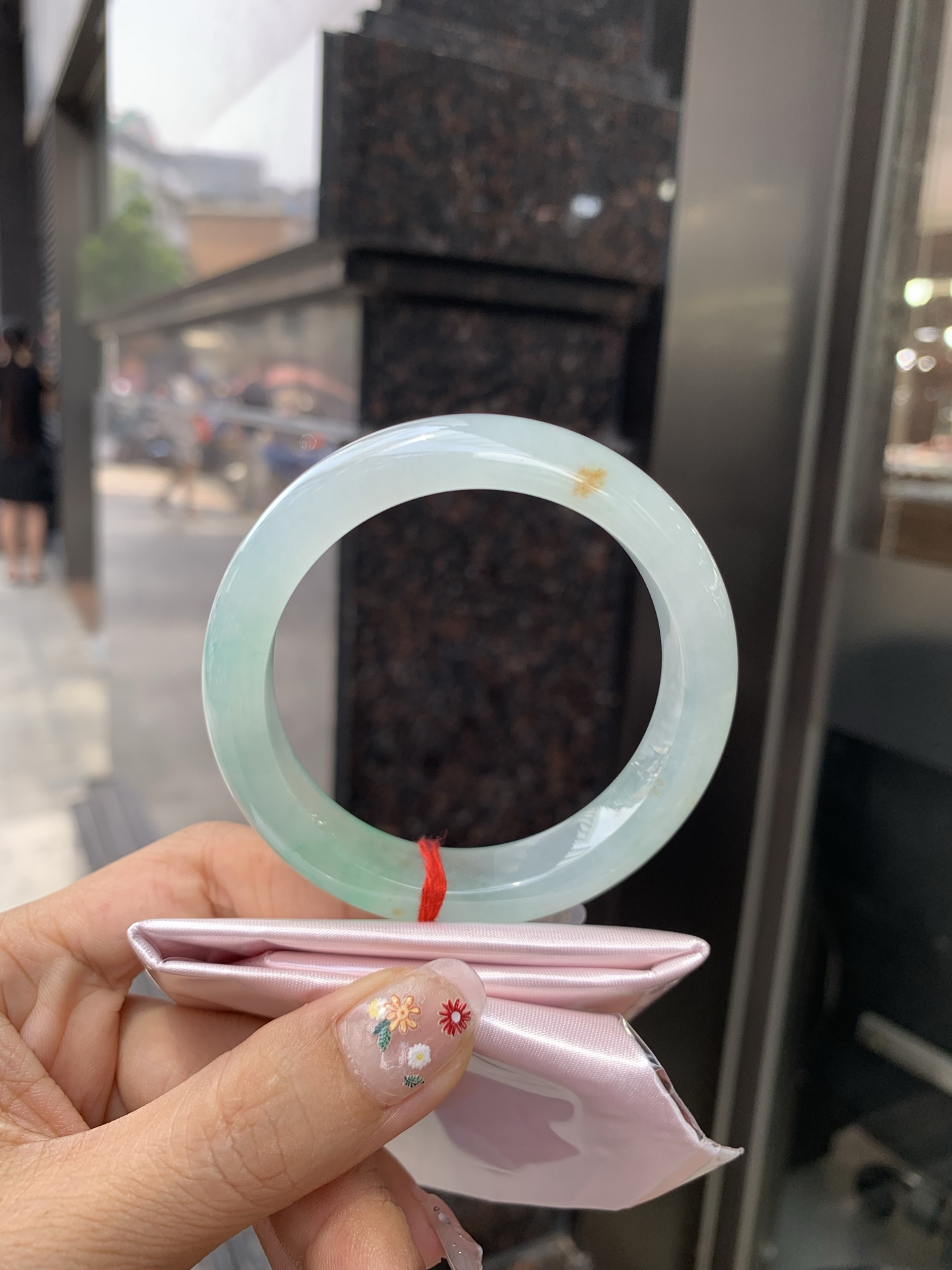 冰飘绿花洒金正圈 0523-N794 底妆冰透，冰底中开出了朵朵绿花，飘花灵动飘逸，几抹金桂花点缀，勾勒出一幅唯美诗意的山水意境画，优雅又秀气