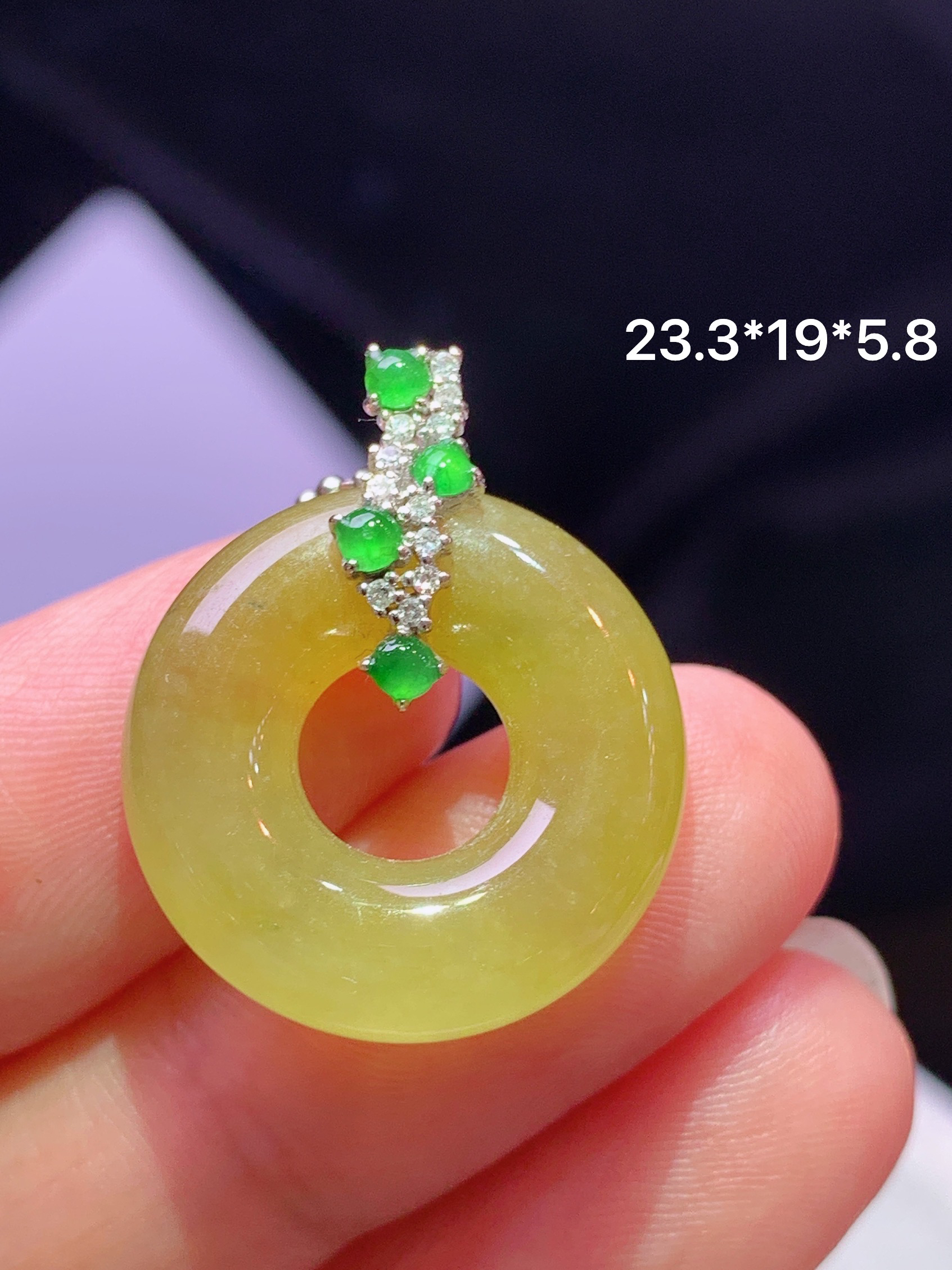 18k金钻镶嵌黄翡平安环吊坠 玉质细腻 色泽艳丽清新 水润亮眼 整体尺寸23.3*19*5.8 b1