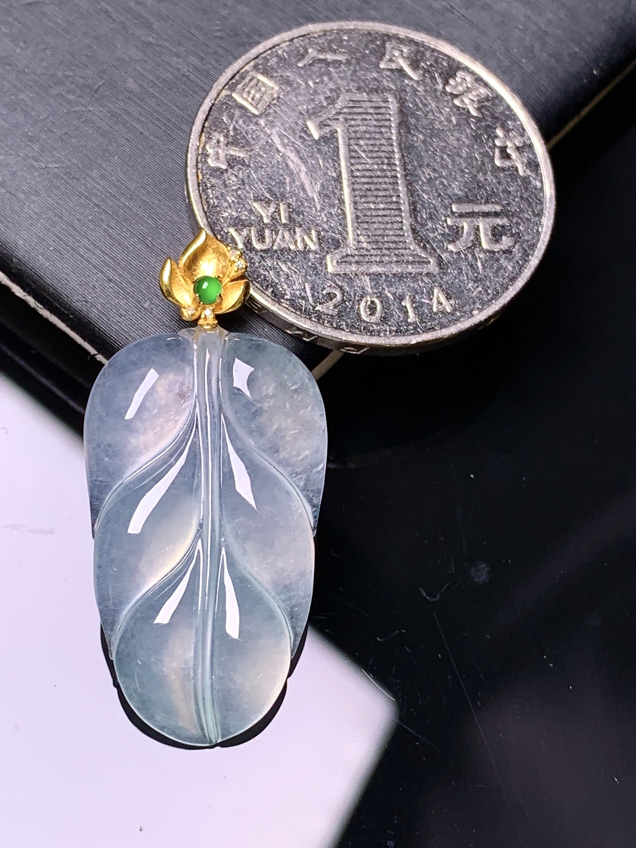 18k金镶嵌冰种树叶吊坠 玉质细腻 色泽艳丽清新 水润亮眼 整体尺寸32*15*3.6 c1