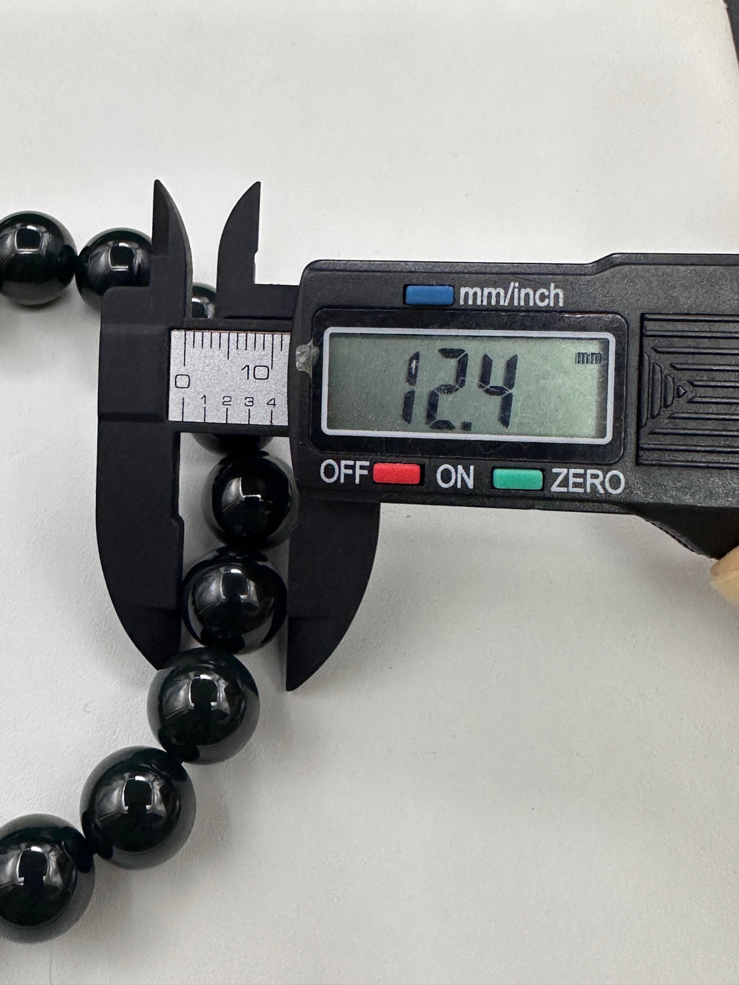 ：【墨翠手串12mm+】老坑高冰   黑度好  灯照全透  呈帝王绿  种老起光   底极细腻  圆润饱满