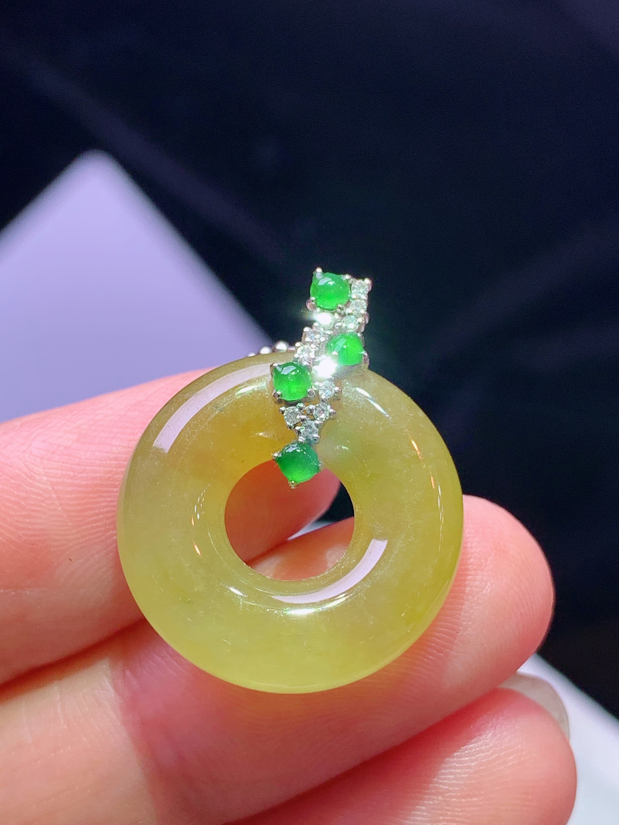 18k金钻镶嵌黄翡平安环吊坠 玉质细腻 色泽艳丽清新 水润亮眼 整体尺寸23.3*19*5.8 b1