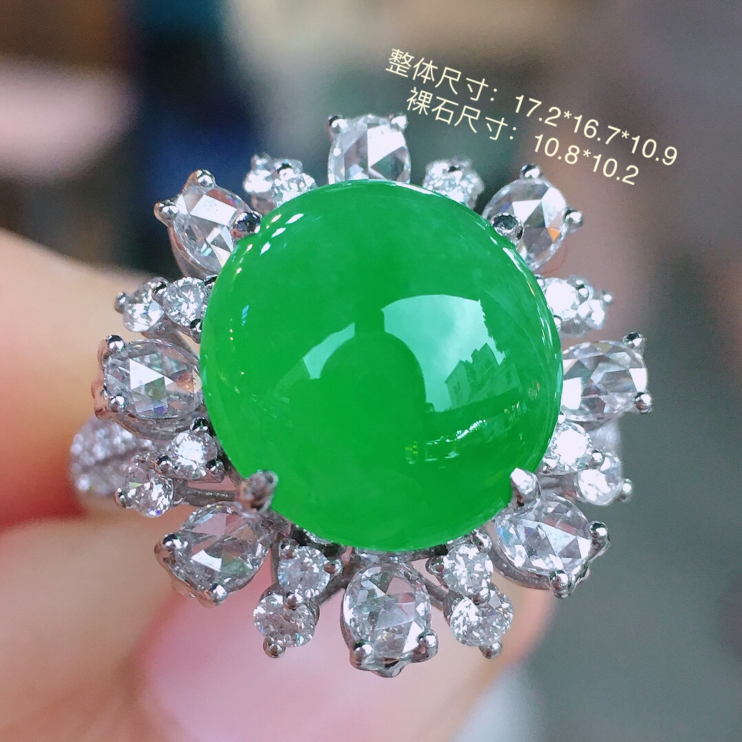 阳绿蛋面戒指，色泽均匀艳丽，玉质细腻，荧光感超
强，饱满圆润，简单大方，尽显优雅气质，18k
金豪华镶嵌