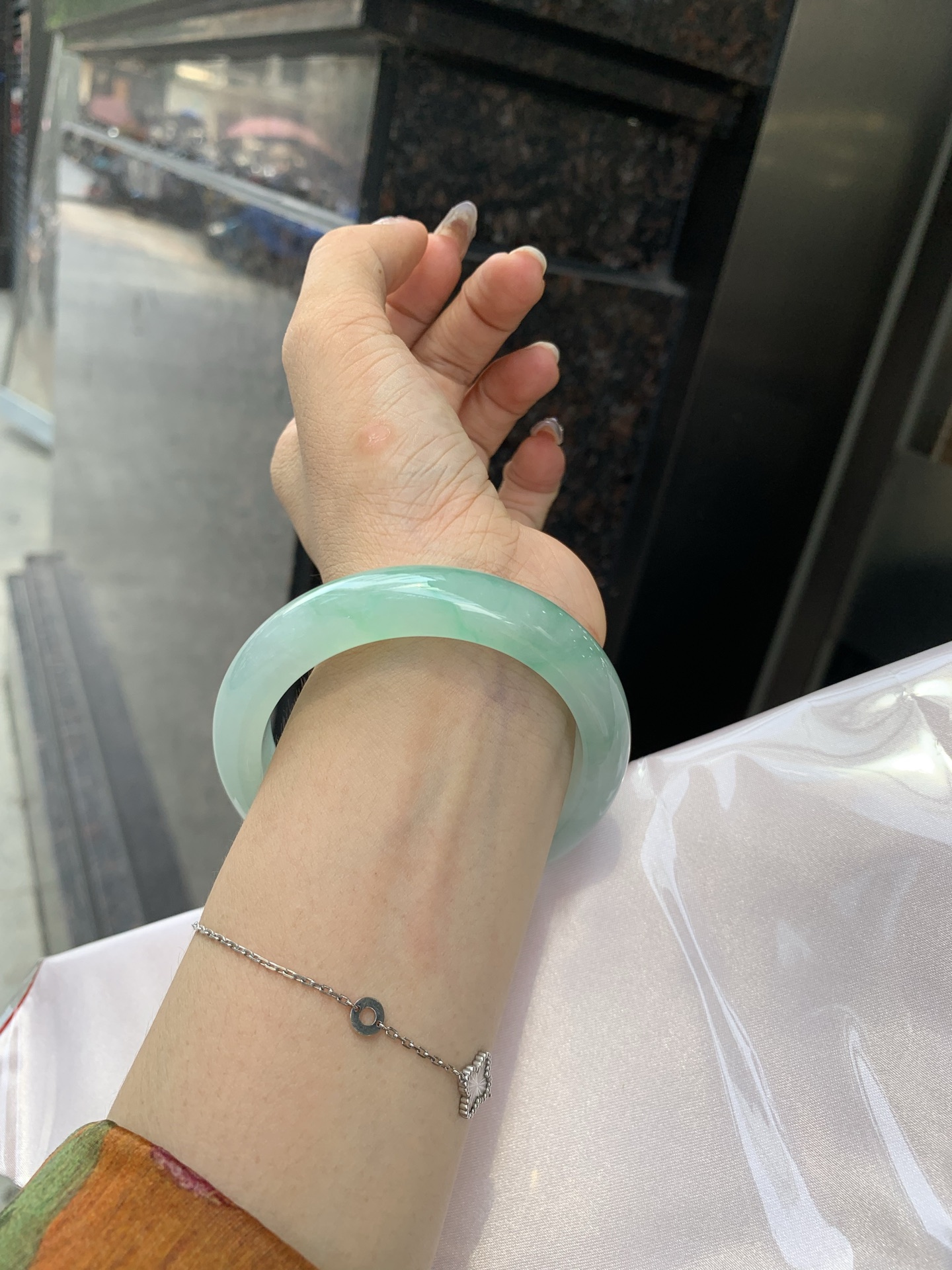 冰飘绿花正圈, 打灯细纹，底妆冰润，冰底中开出了朵朵绿花，飘花灵动飘逸，勾勒出一幅唯美诗意的山水意境画，古典优雅又秀气