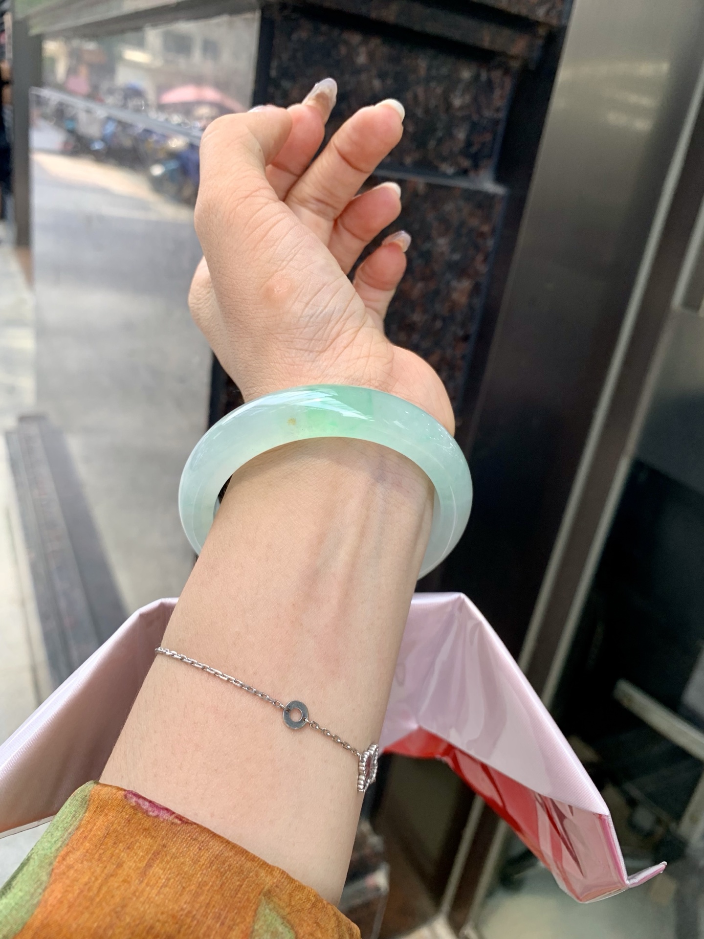 冰飘绿花洒金正圈 0523-N794 底妆冰透，冰底中开出了朵朵绿花，飘花灵动飘逸，几抹金桂花点缀，勾勒出一幅唯美诗意的山水意境画，优雅又秀气