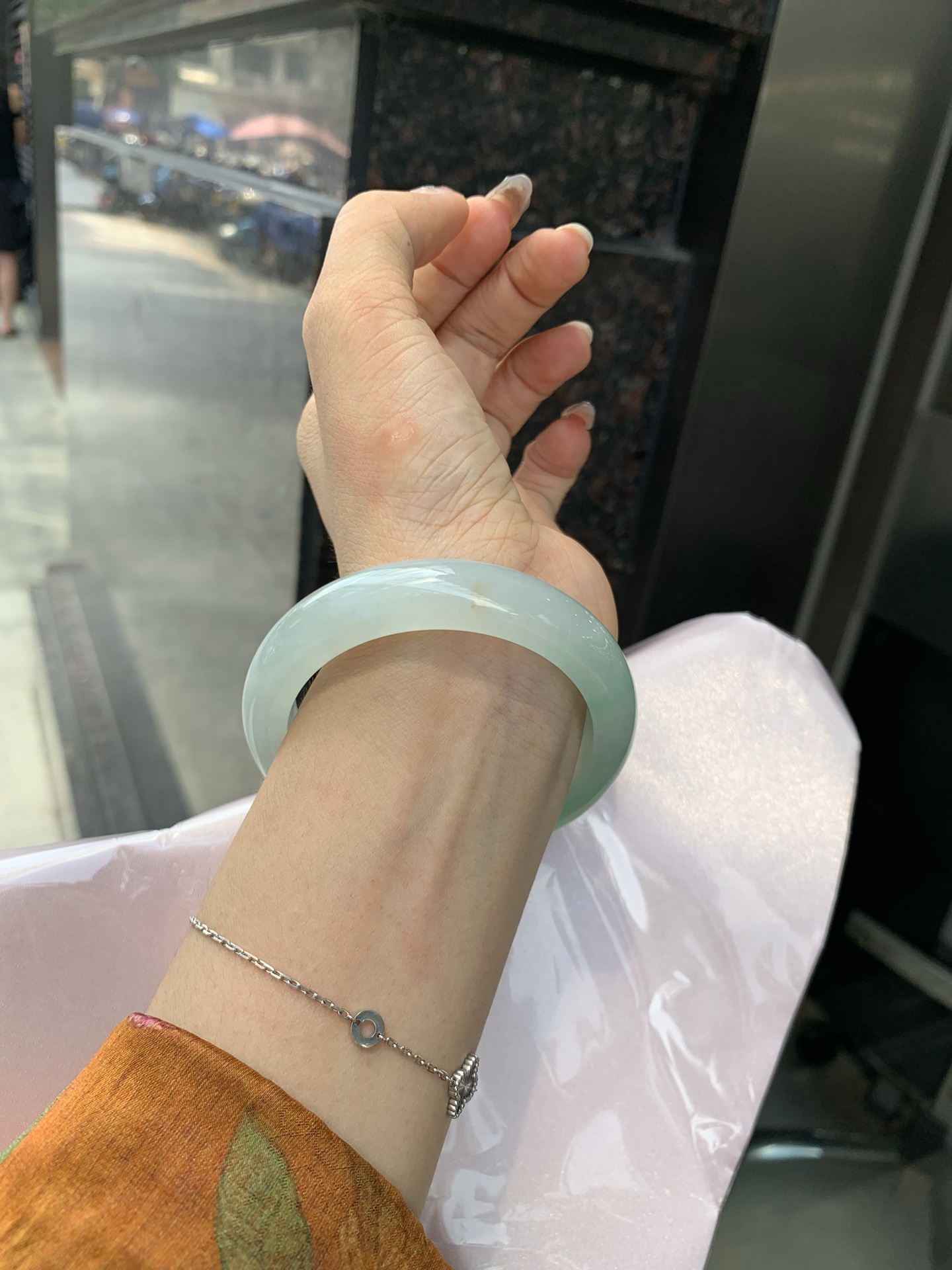 冰飘绿花洒金正圈 0523-N794 底妆冰透，冰底中开出了朵朵绿花，飘花灵动飘逸，几抹金桂花点缀，勾勒出一幅唯美诗意的山水意境画，优雅又秀气