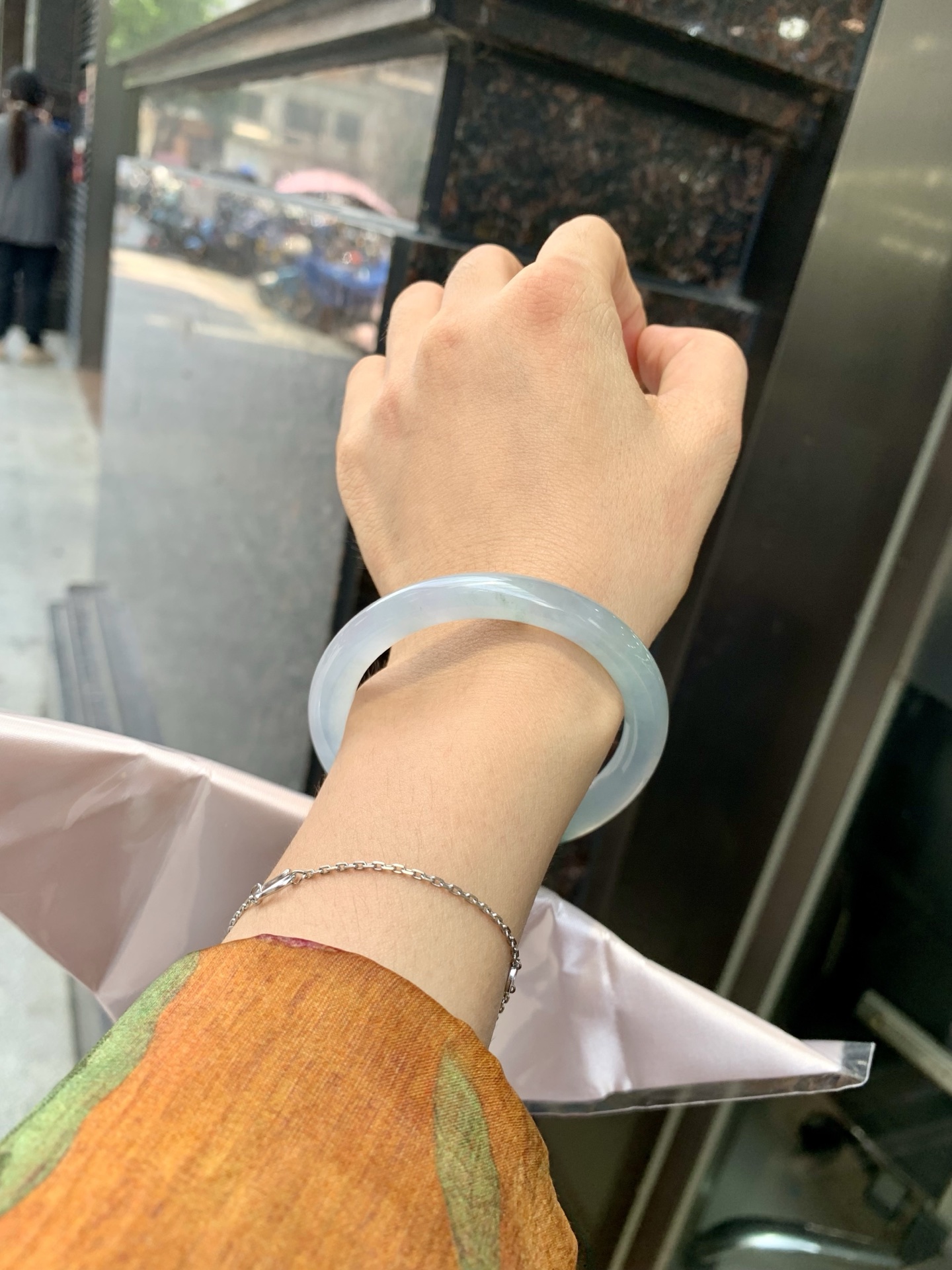 冰飘花美人条 53-8.1-8.4 0523-N797 打灯细纹，底妆冰润细腻，冰底中开出了朵朵蓝花，飘花灵动飘逸，勾勒出一幅唯美诗意的山水意境画，古典优雅又秀气