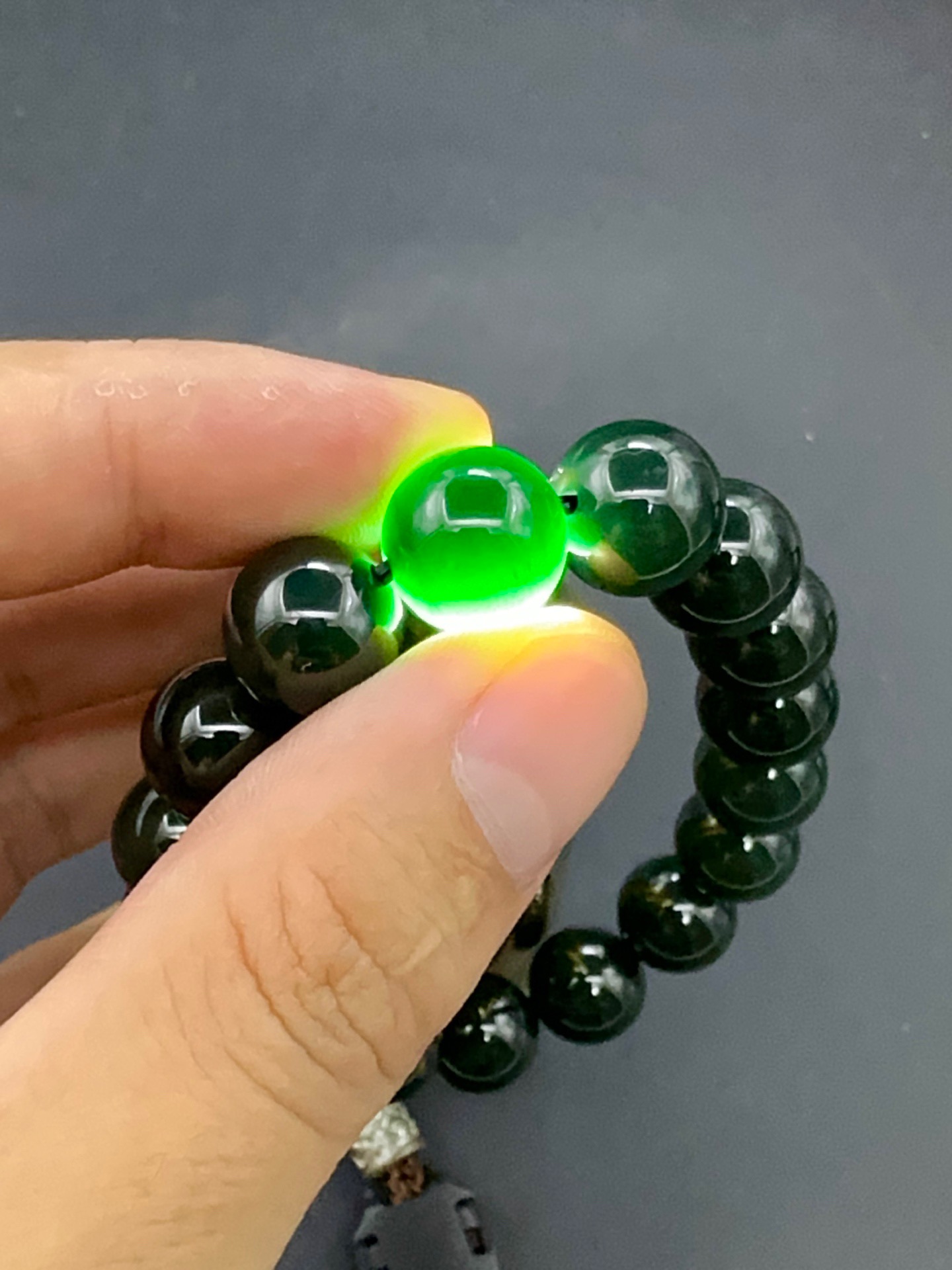 ：【墨翠手串12mm+】老坑高冰   黑度好  灯照全透  呈帝王绿  种老起光   底极细腻  圆润饱满