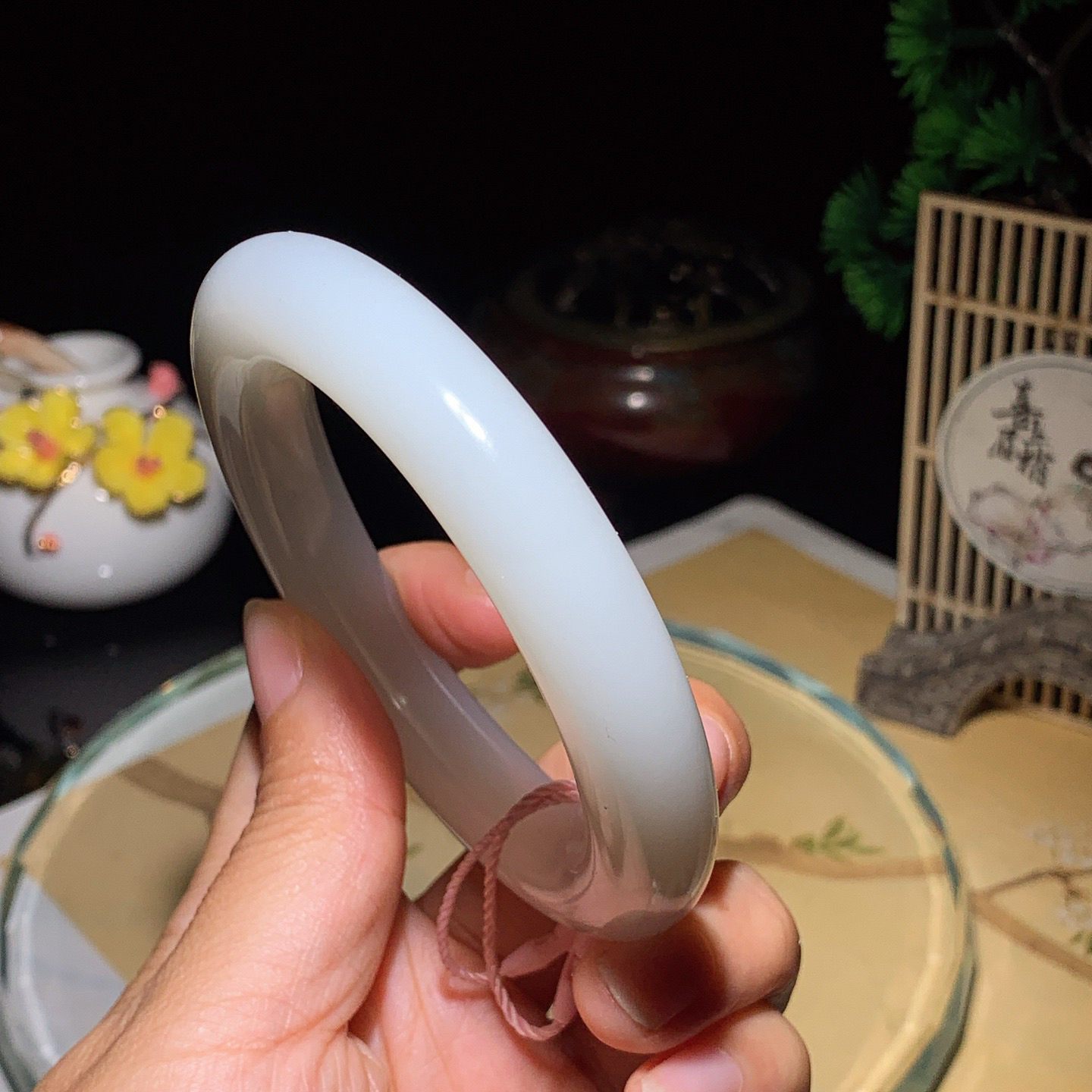 收藏级！59圈口 新疆和田玉羊脂白玉手镯。59圈口条宽12玉质细腻油润。手推出油。品相大气。lt260520