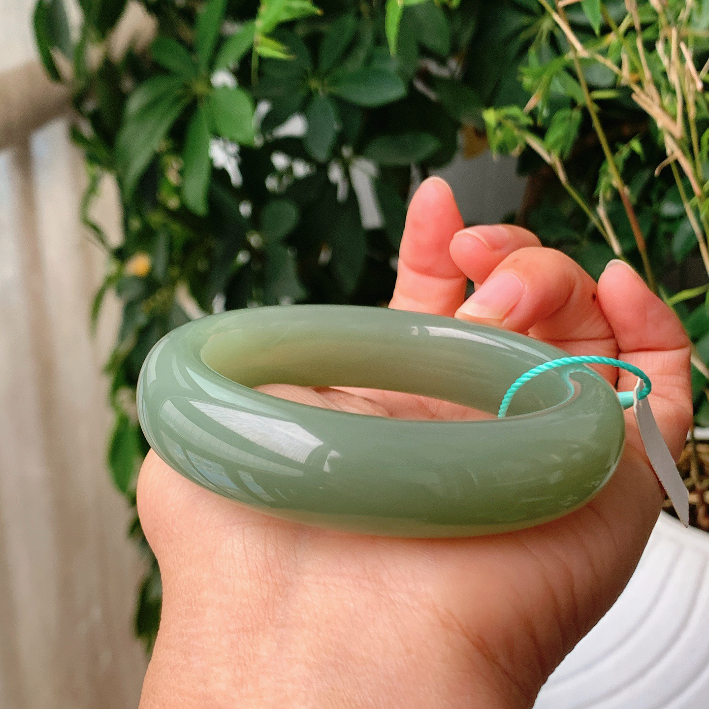 57圈口 和田玉湖水绿宽版手镯。湖水绿手镯。圈口57条宽16玉质细腻油润。手推出油。佩戴高端典雅。l