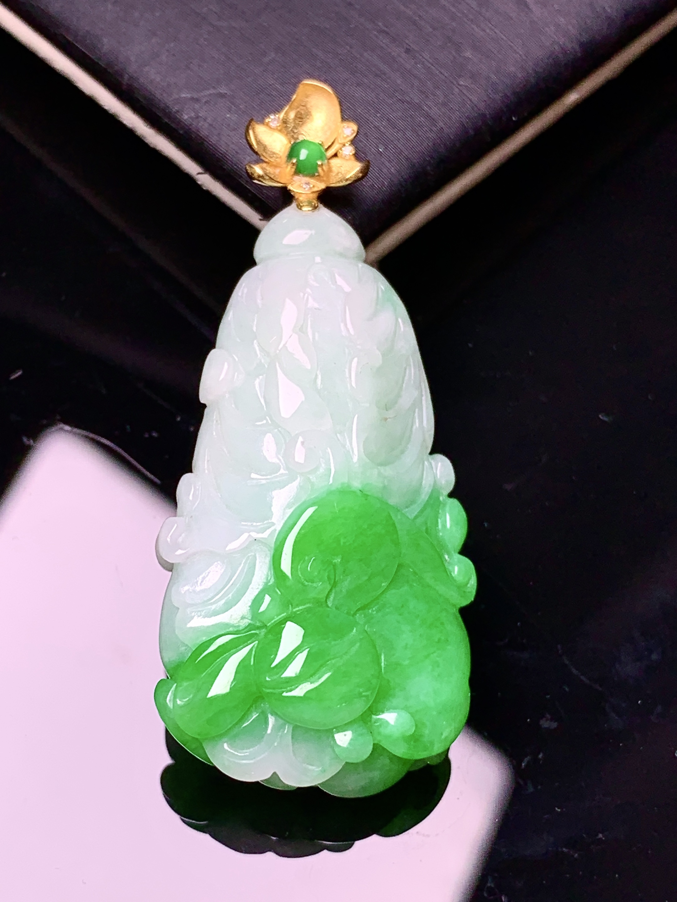 18k金镶嵌飘绿白菜吊坠 玉质细腻 色泽艳丽清新 水润亮眼 整体尺寸42.3*18.2*10.5 e
