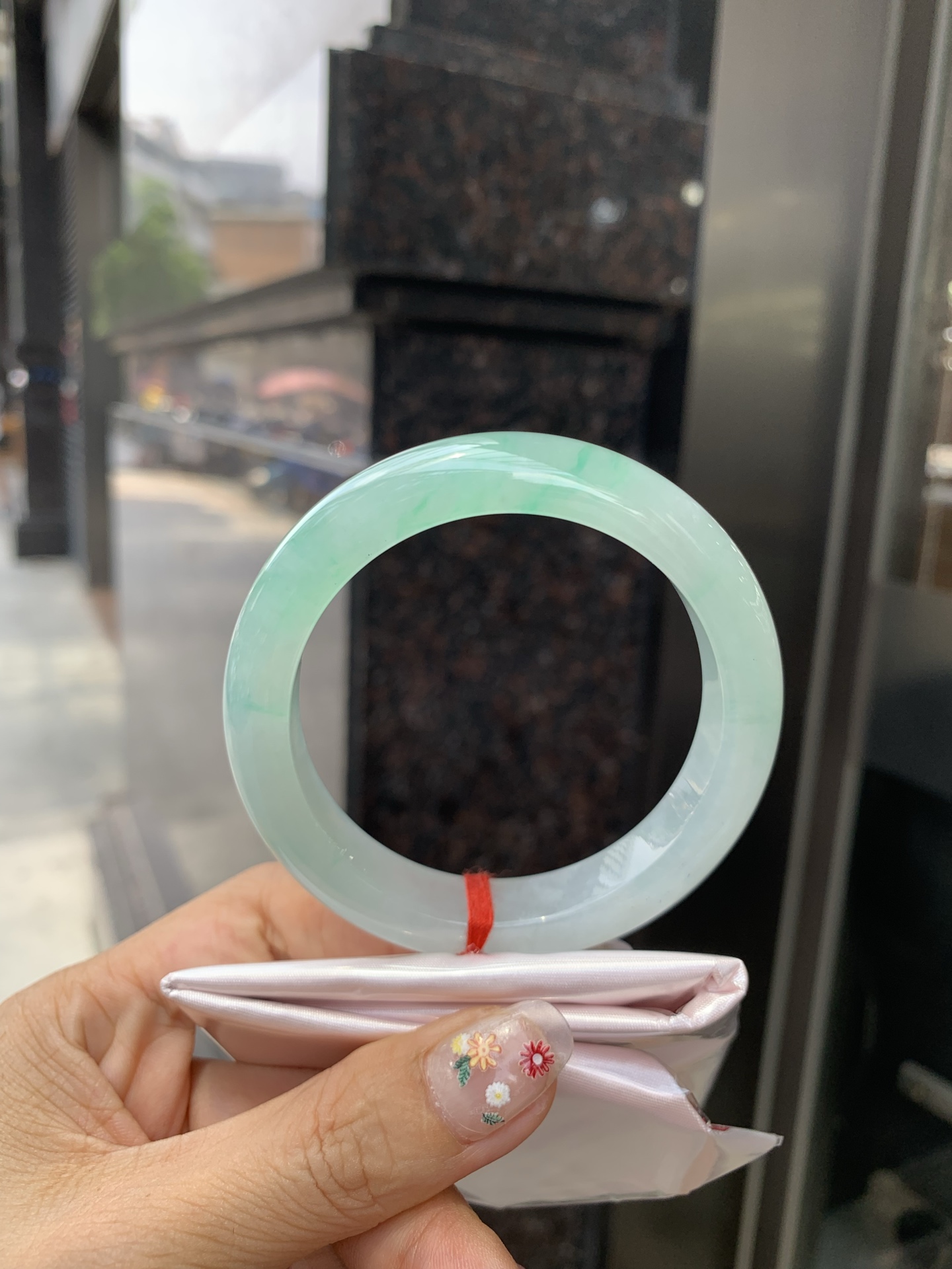 冰飘绿花正圈, 打灯细纹，底妆冰润，冰底中开出了朵朵绿花，飘花灵动飘逸，勾勒出一幅唯美诗意的山水意境画，古典优雅又秀气
