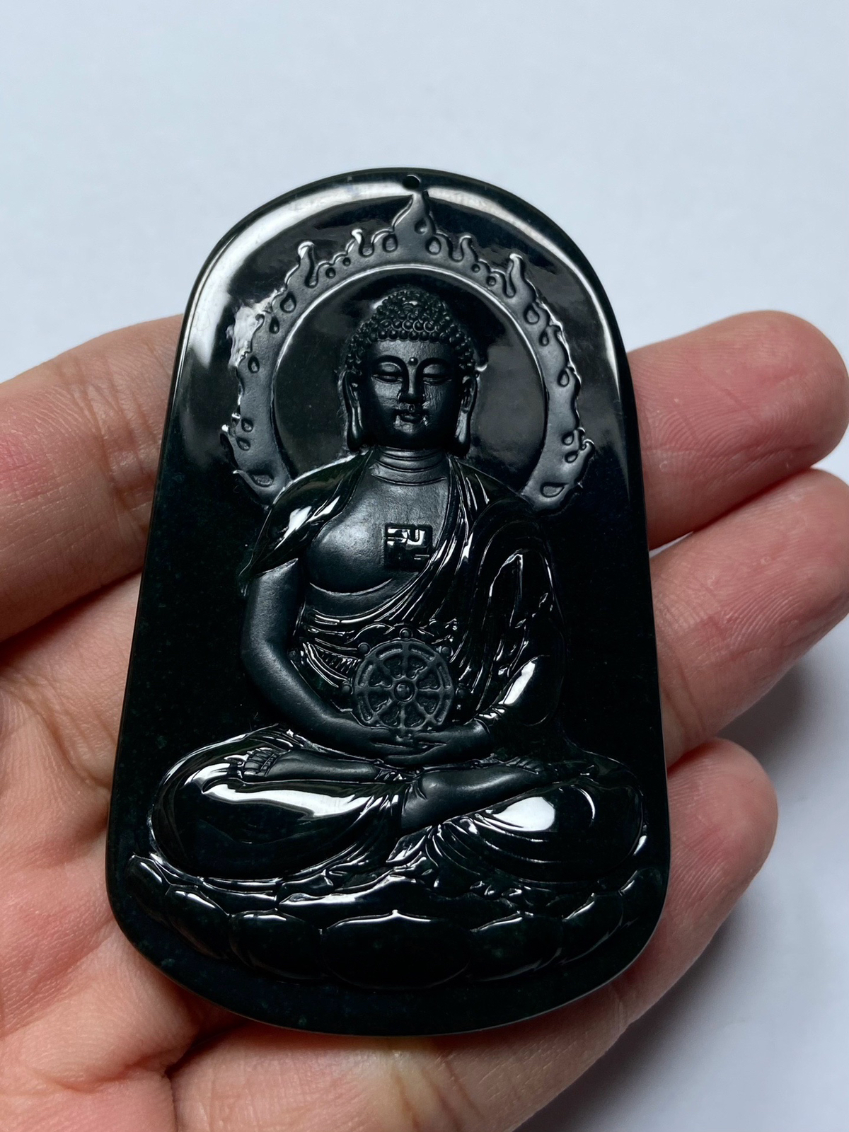 专拍链接【墨翠阿弥陀佛】
黑度极好
正阳绿底色     
种老起胶