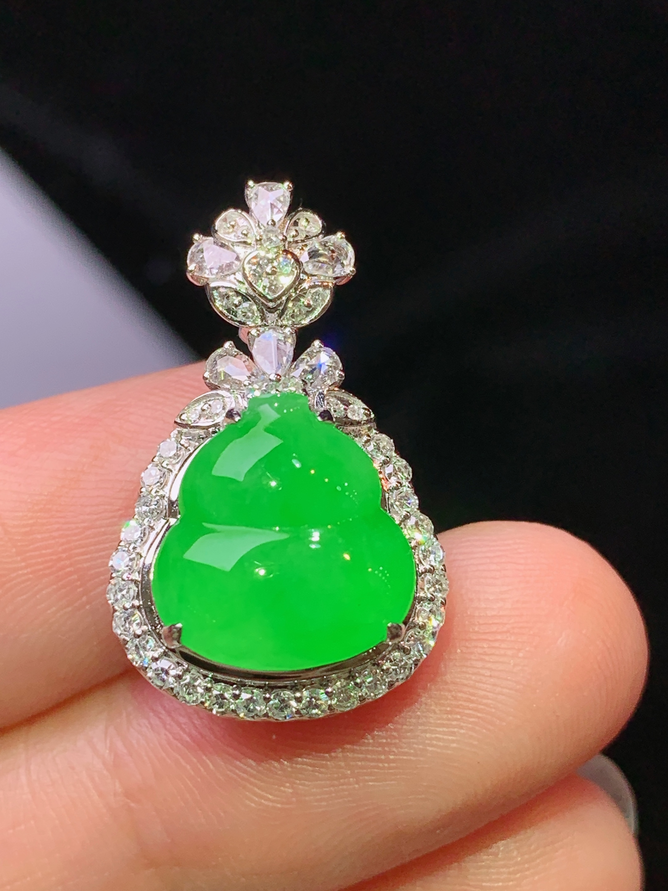 18k金钻镶嵌冰阳绿葫芦吊坠 玉质细腻 色泽艳丽清新 水润亮眼 整体尺寸23.2*14.5*10 h1