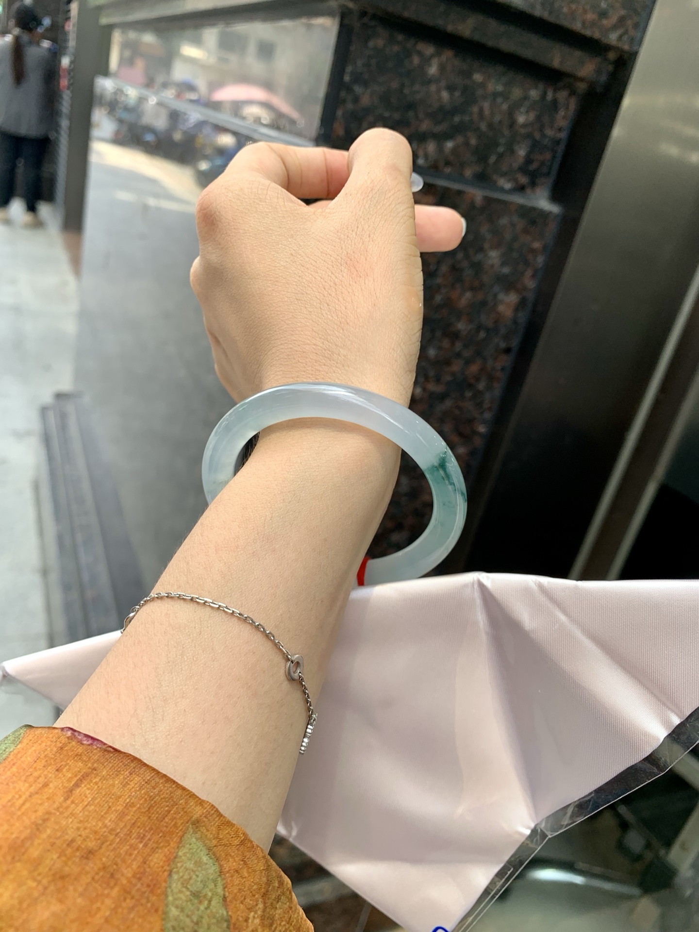 冰飘花美人条 53-8.1-8.4 0523-N797 打灯细纹，底妆冰润细腻，冰底中开出了朵朵蓝花，飘花灵动飘逸，勾勒出一幅唯美诗意的山水意境画，古典优雅又秀气
