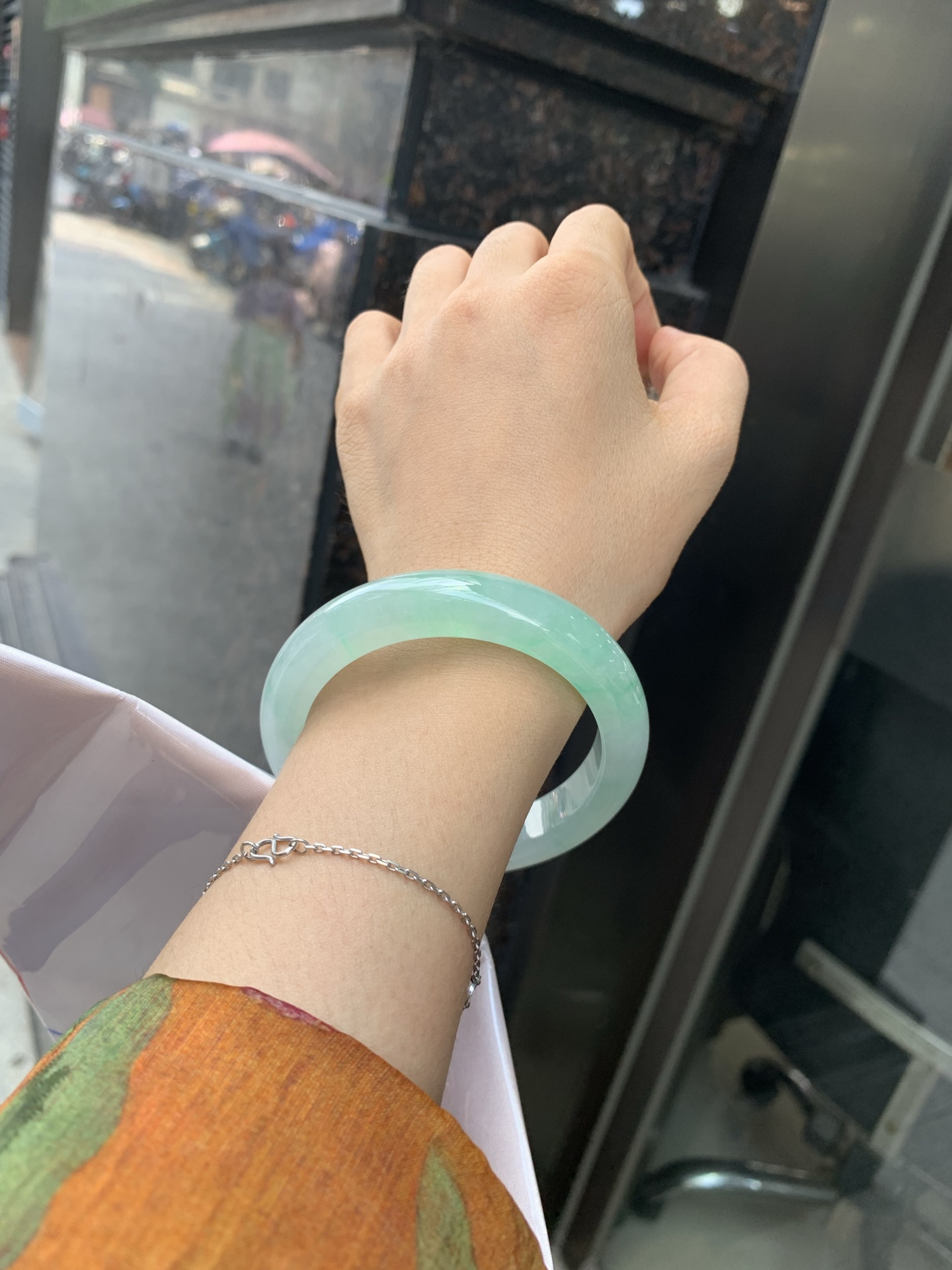 冰飘绿花正圈, 打灯细纹，底妆冰润，冰底中开出了朵朵绿花，飘花灵动飘逸，勾勒出一幅唯美诗意的山水意境画，古典优雅又秀气