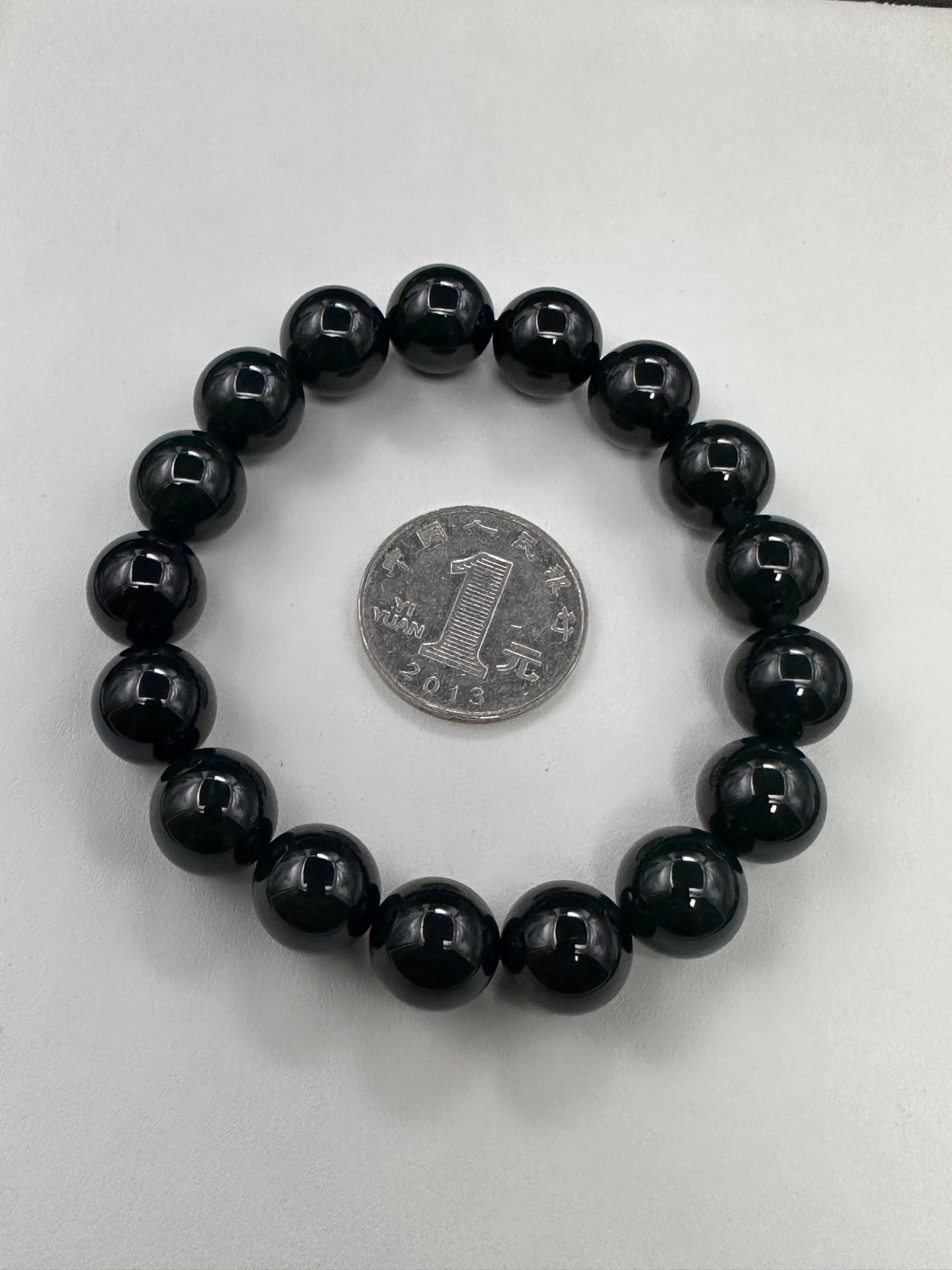 ：【墨翠手串12mm+】老坑高冰   黑度好  灯照全透  呈帝王绿  种老起光   底极细腻  圆润饱满