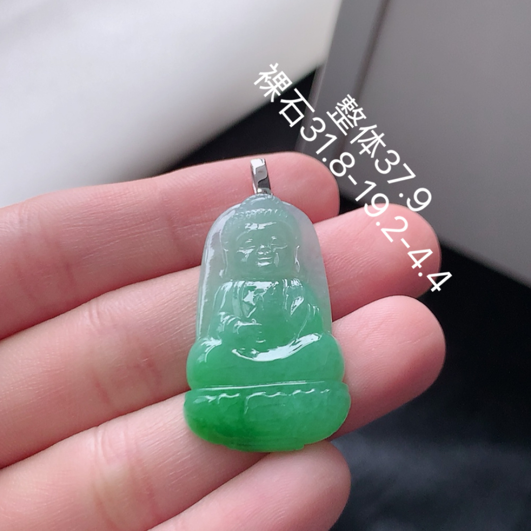 冰飘绿观音吊坠。翠色明媚 种老水润，饱满细腻，佩戴优雅时尚 货号35521，31.8-19.2-4.