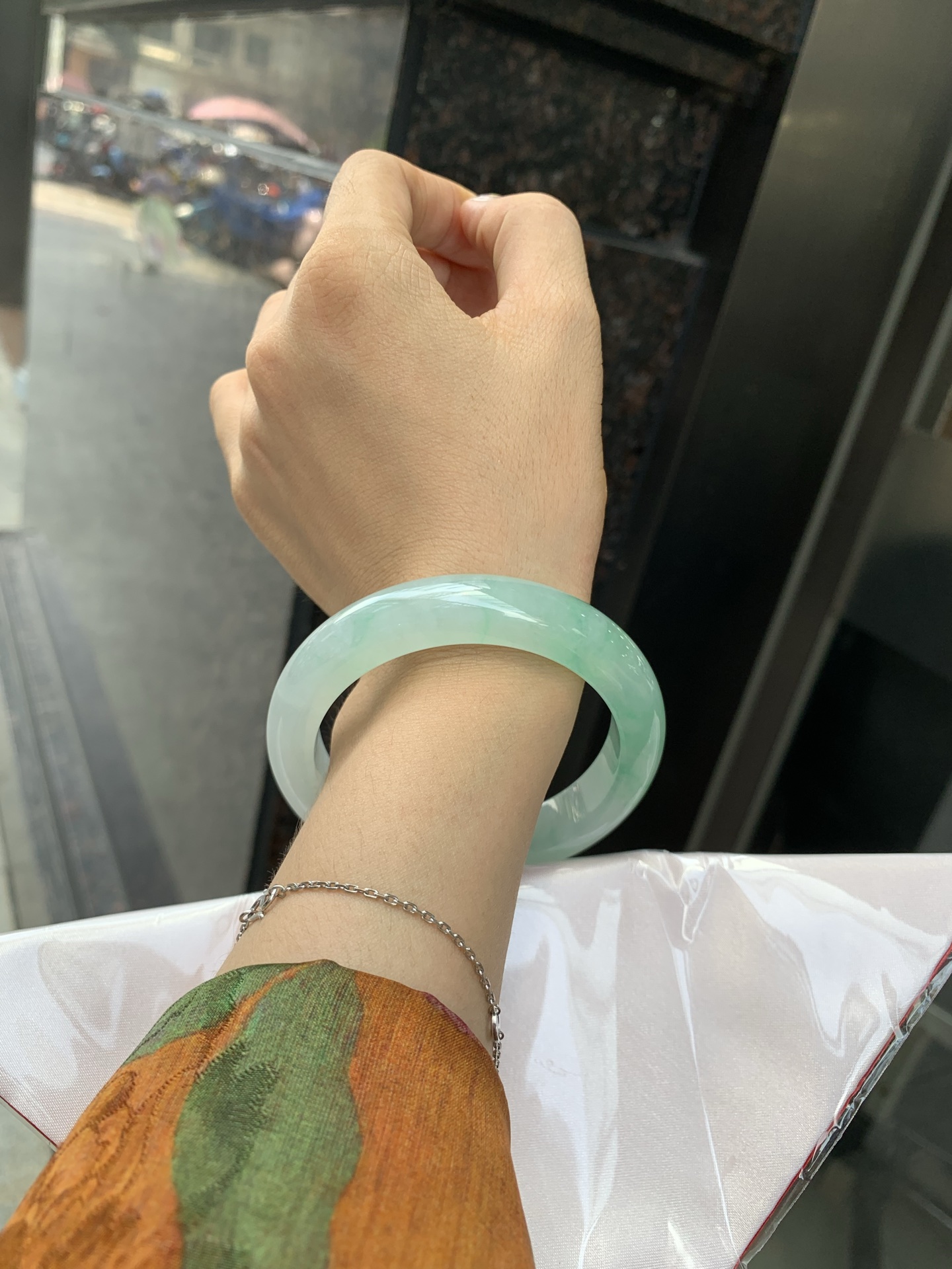 冰飘绿花正圈, 打灯细纹，底妆冰润，冰底中开出了朵朵绿花，飘花灵动飘逸，勾勒出一幅唯美诗意的山水意境画，古典优雅又秀气